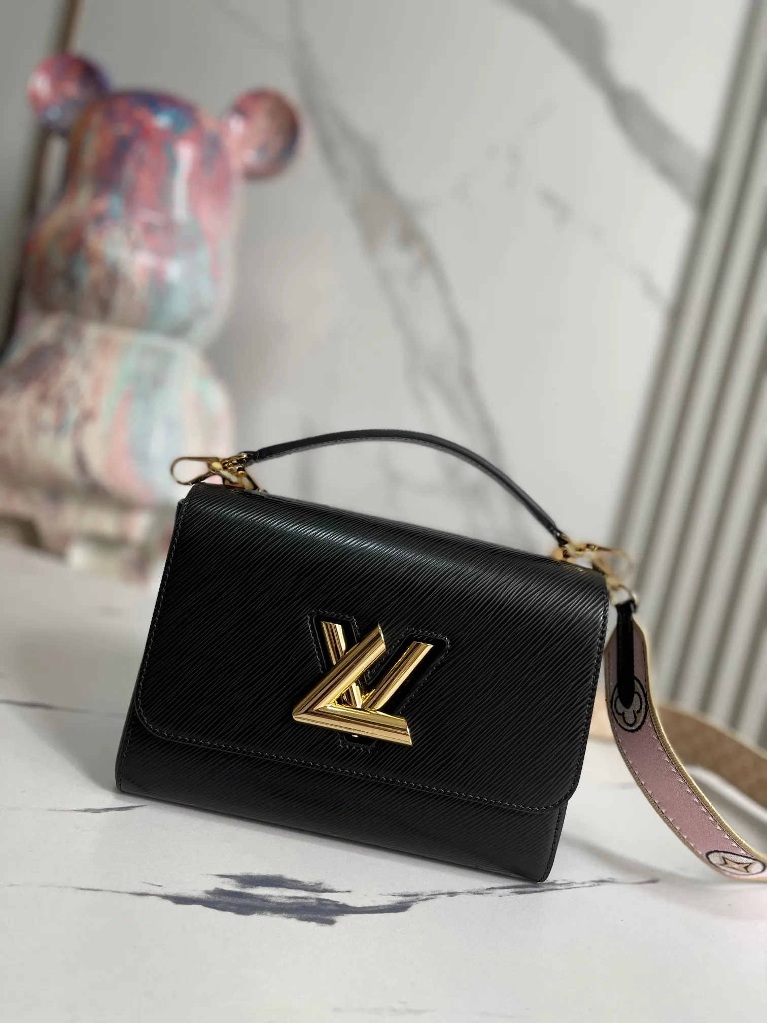 Alternative view of Louis Vuitton Twist MM M22036