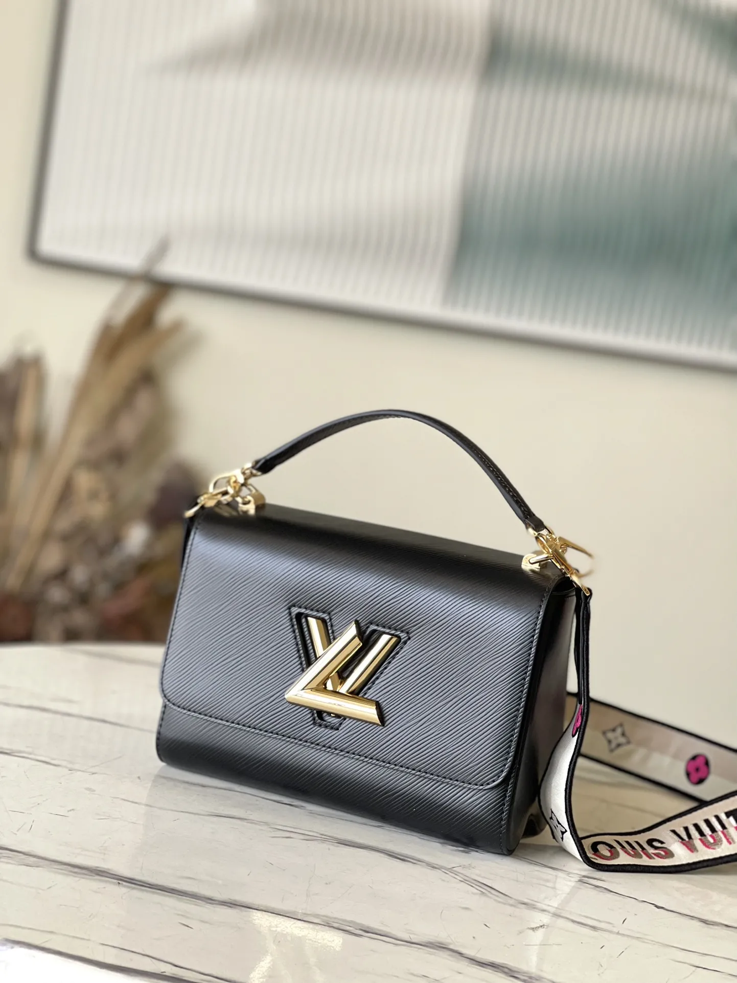 Alternative view of Louis Vuitton Twist MM M21554