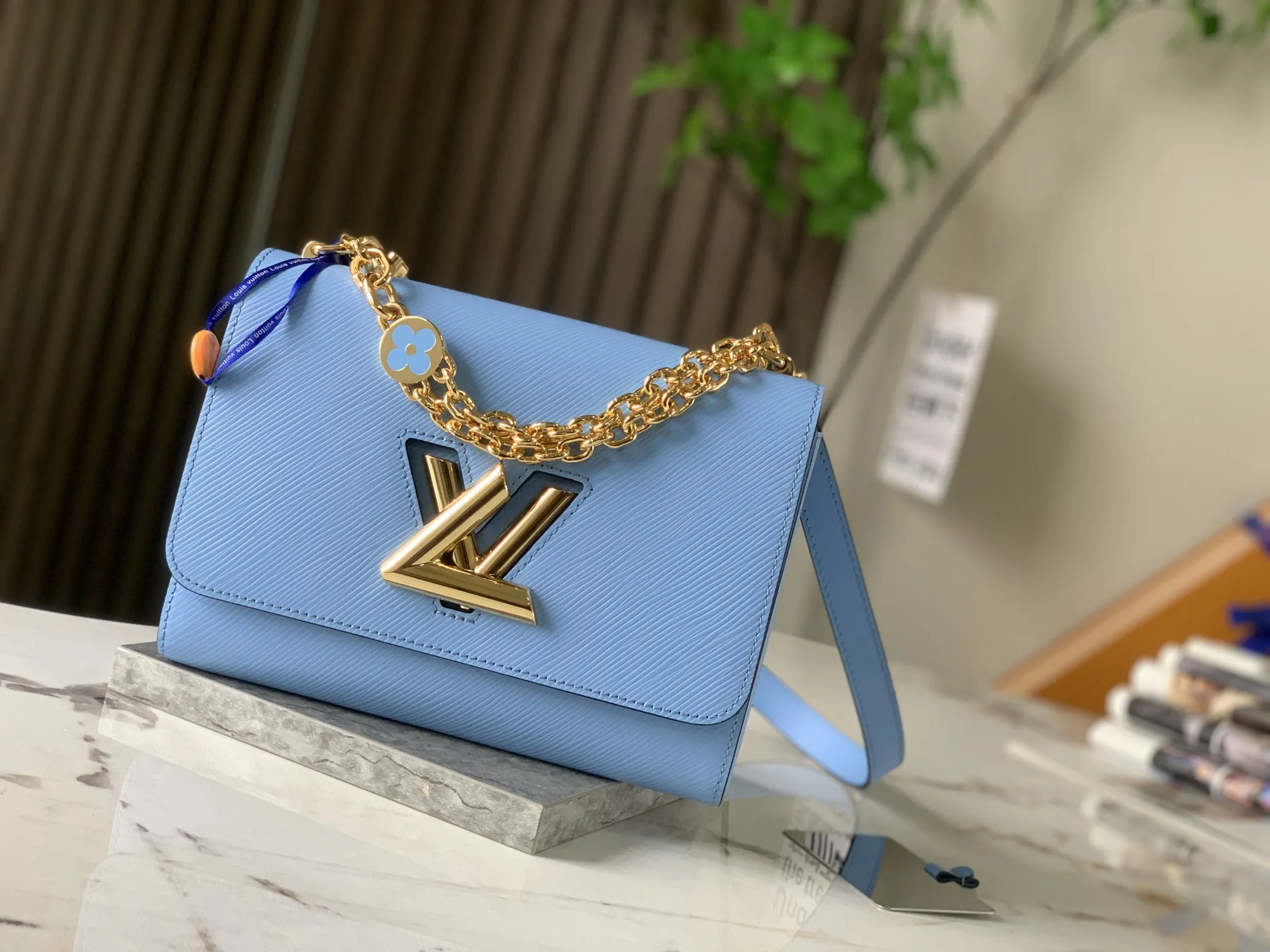 Alternative view of Louis Vuitton Twist MM M59627