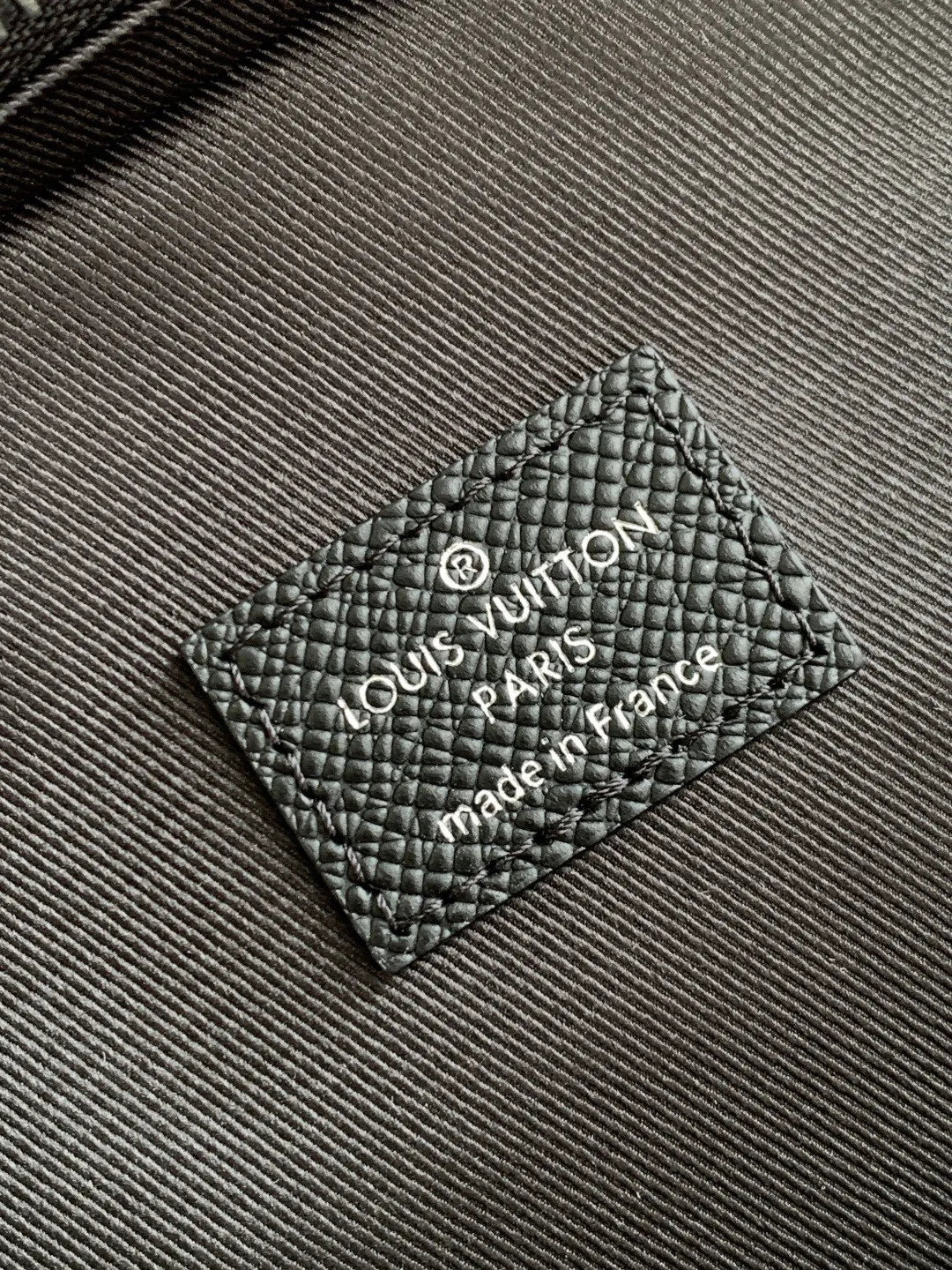 Alternative view of Louis Vuitton Avenue Slingbag M30863