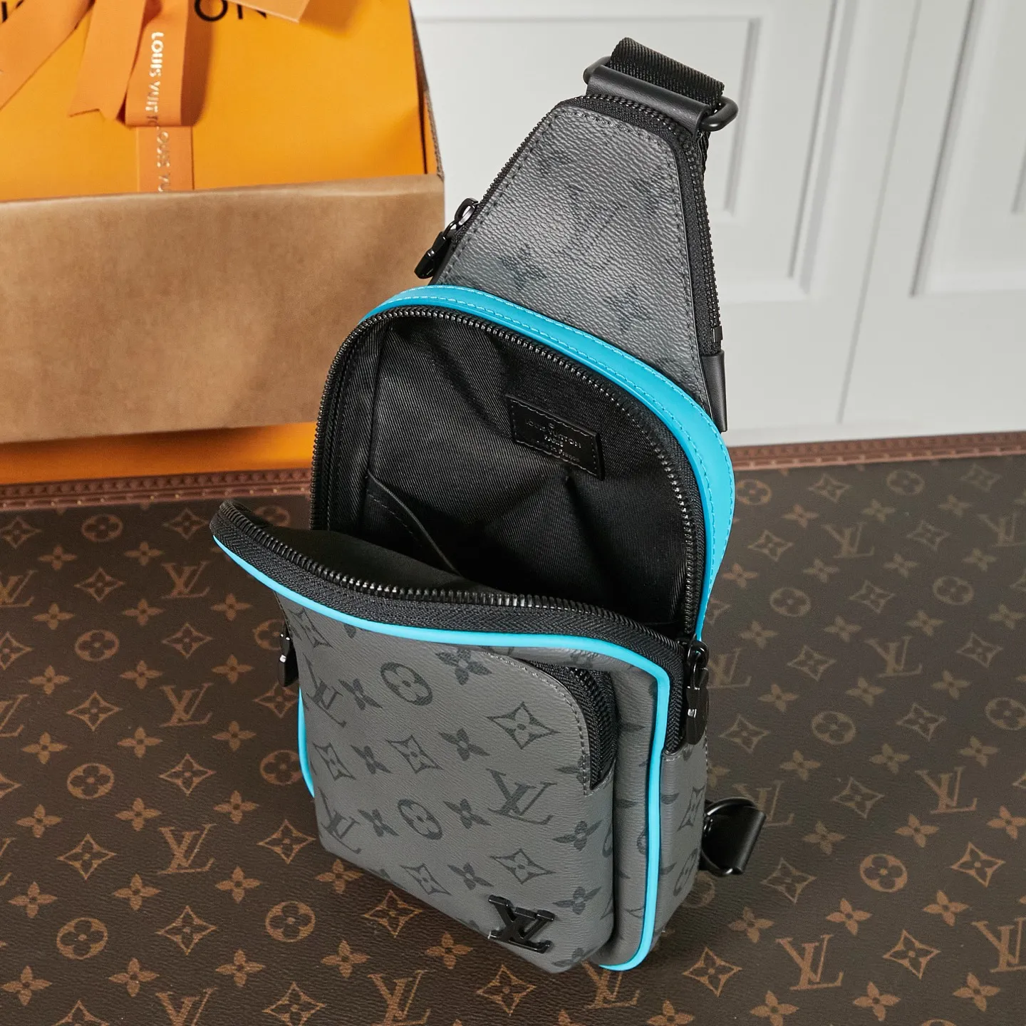 Louis Vuitton Avenue Slingbag PM M11703 - Image 10