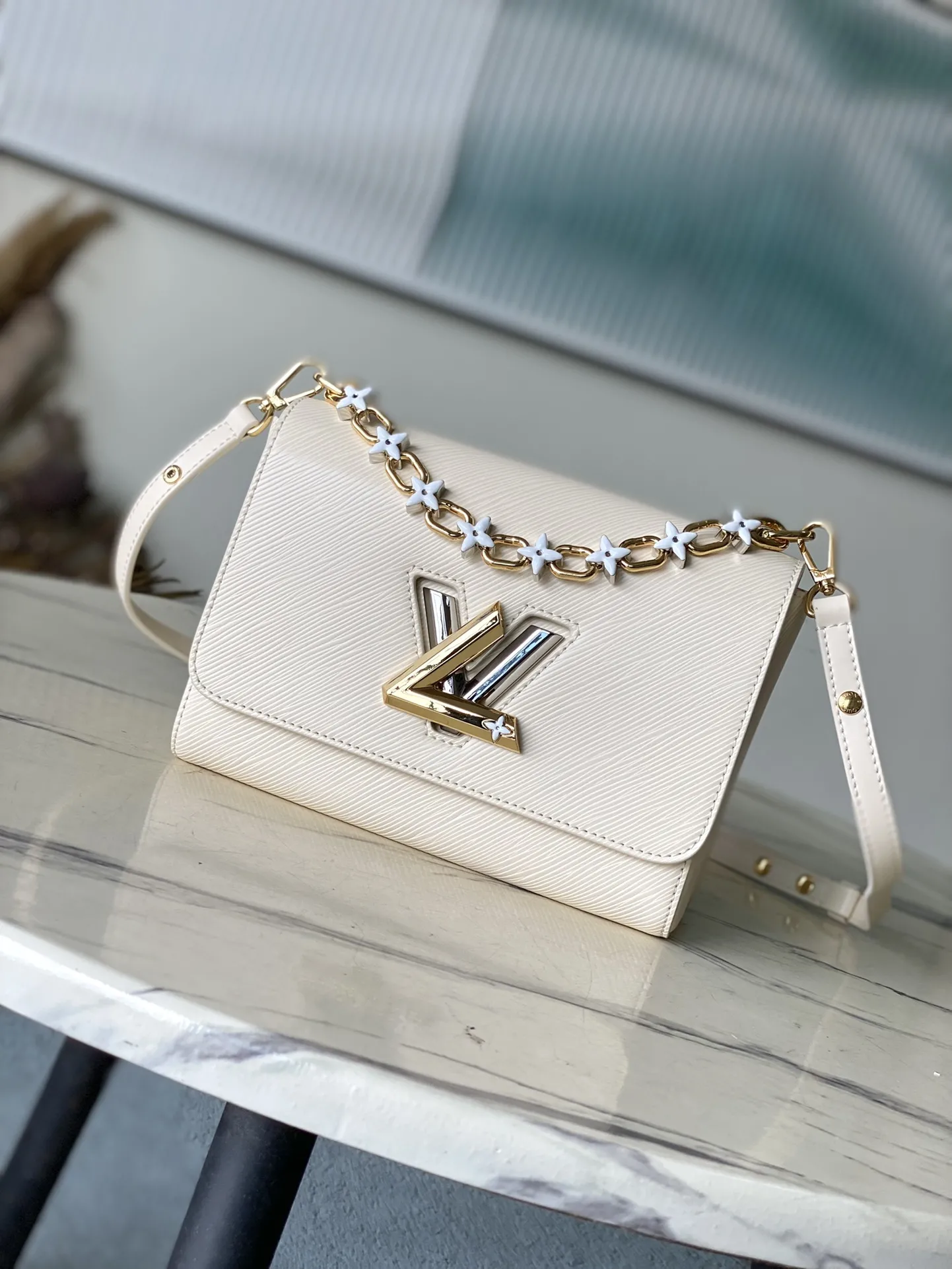 Alternative view of Louis Vuitton Twist MM M24043