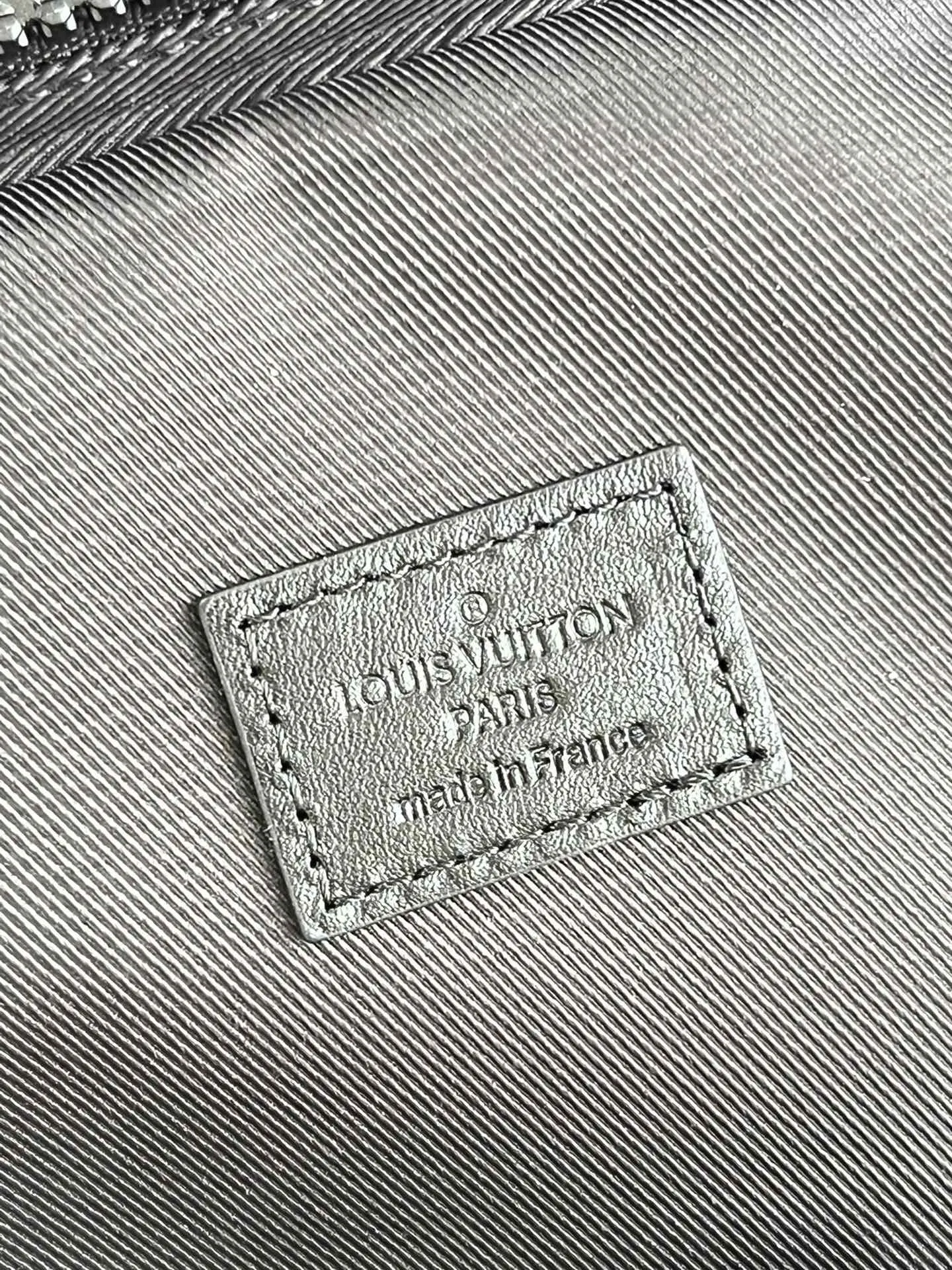 Alternative view of Louis Vuitton Avenue Slingbag M59926