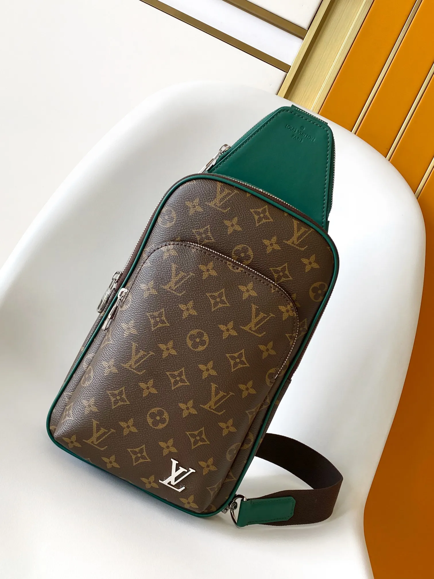 Alternative view of Louis Vuitton Avenue Slingbag M12734