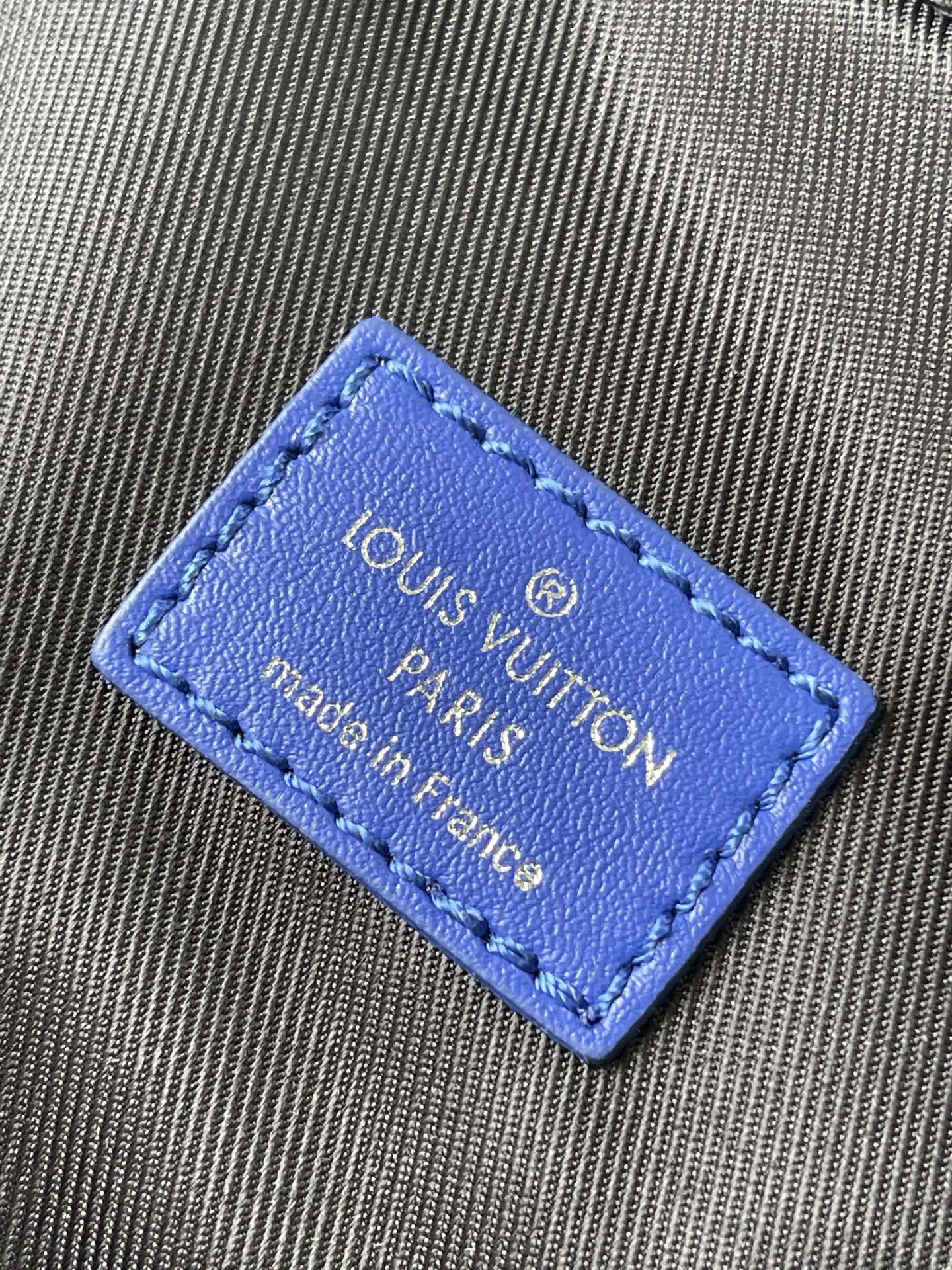 Alternative view of Louis Vuitton Avenue Slingbag N00086