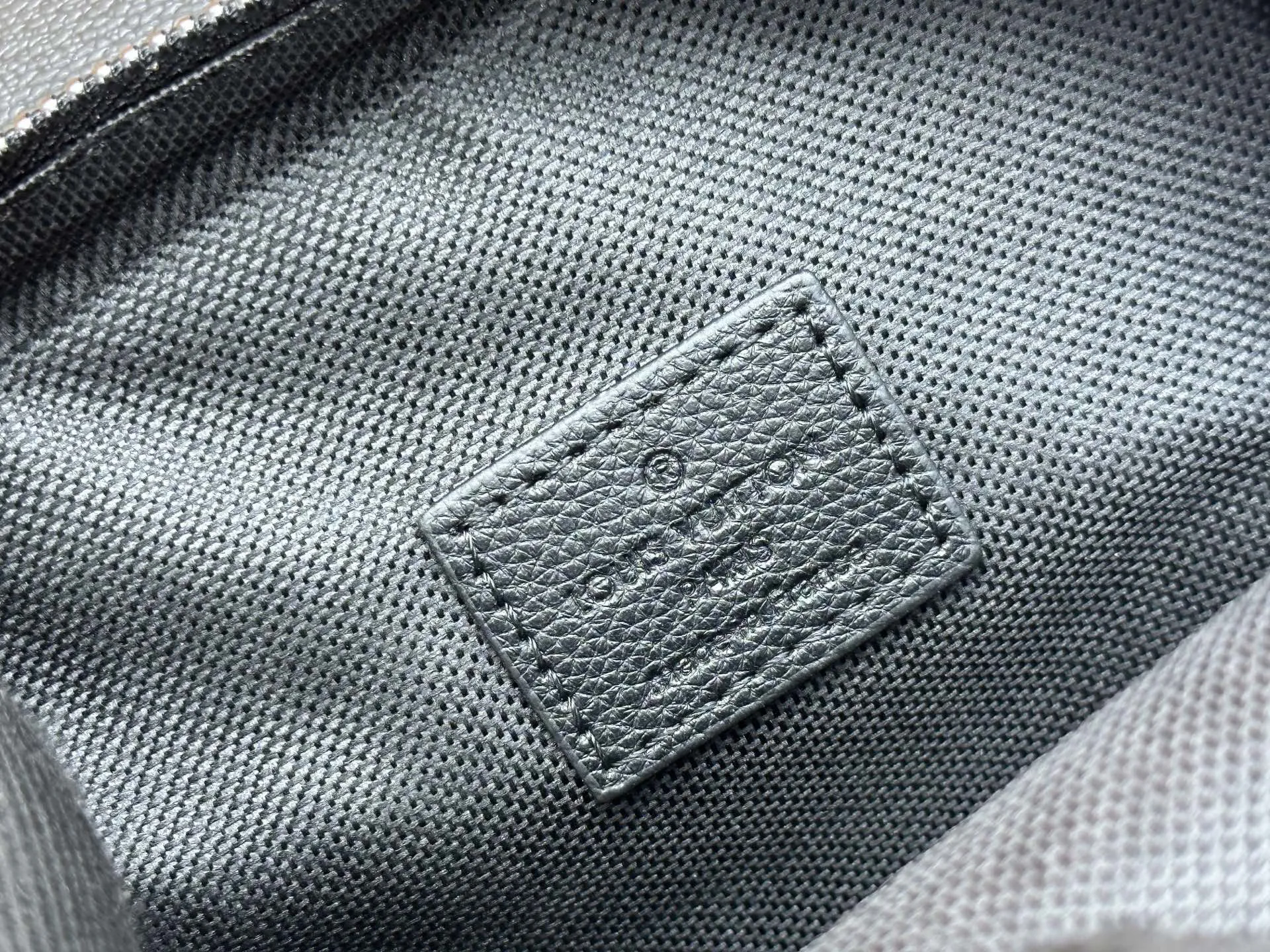 Alternative view of Louis Vuitton Avenue Slingbag M14953