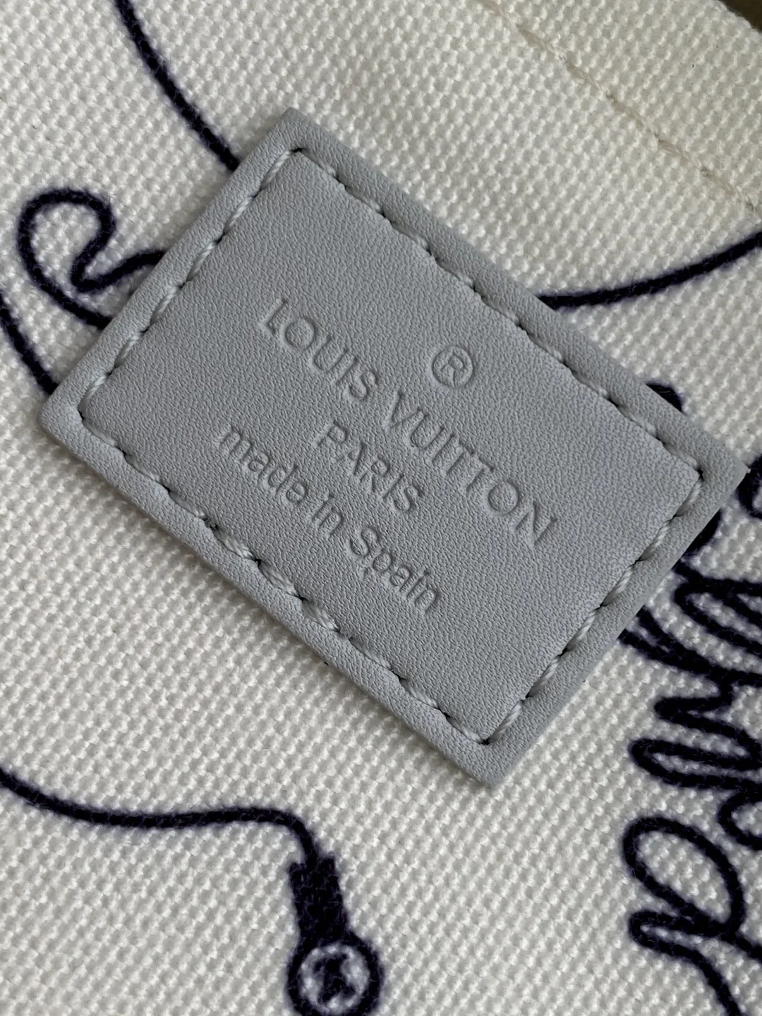 Alternative view of Louis Vuitton Nil M13897