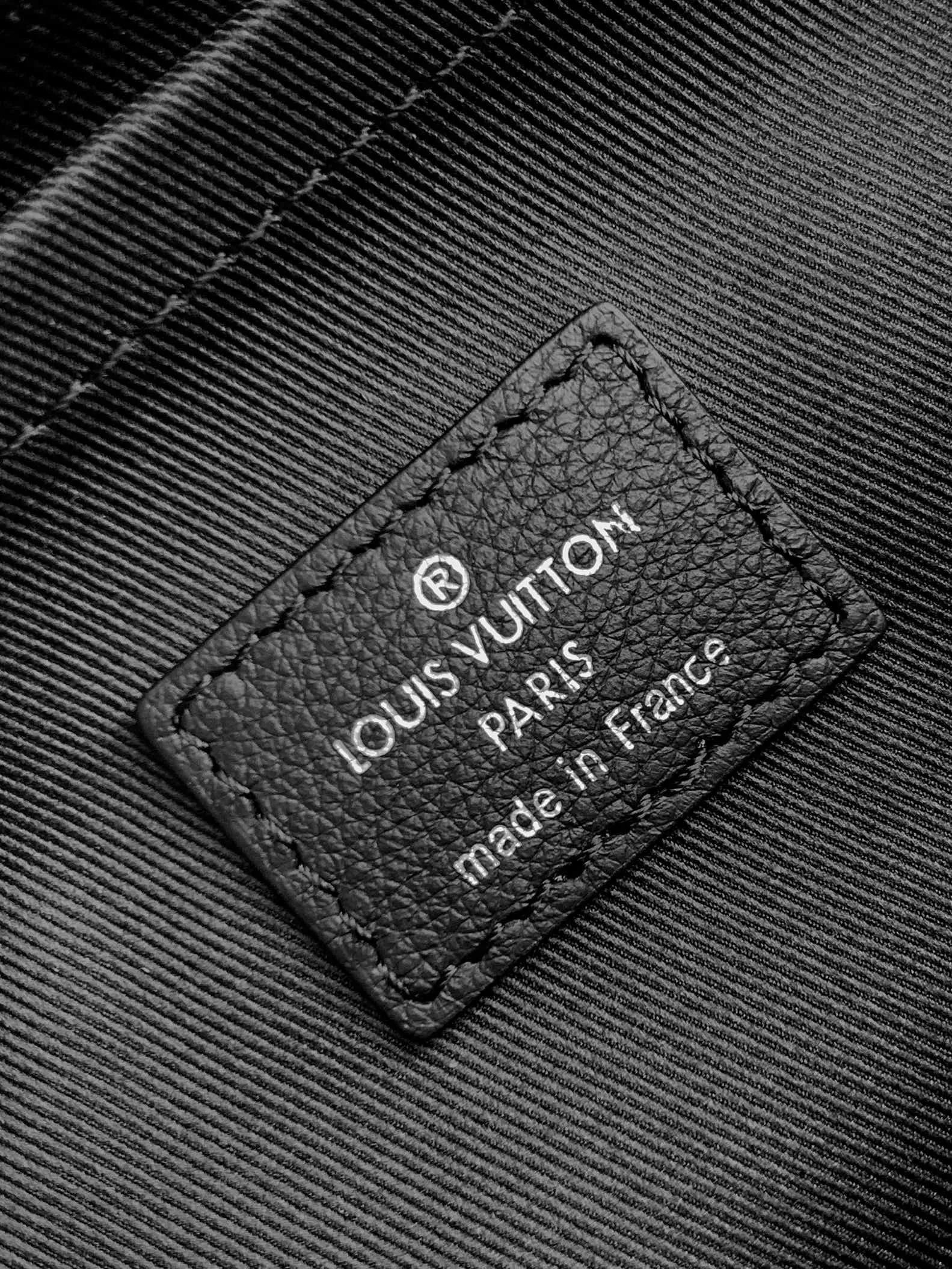 Alternative view of Louis Vuitton Nil Messenger M14988