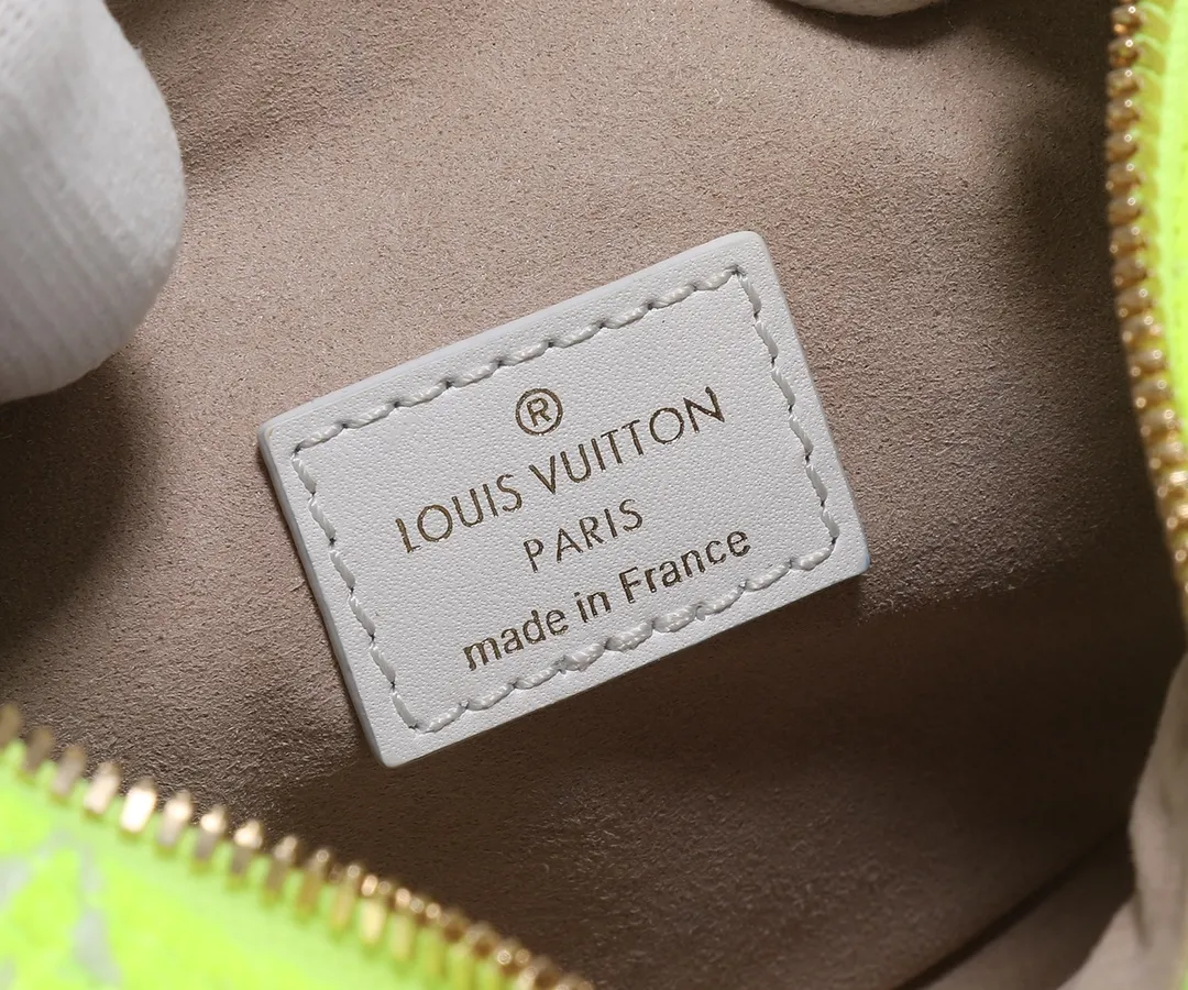 Alternative view of Louis Vuitton Loop M81484