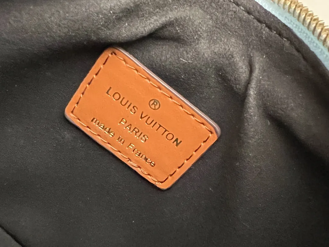 Louis Vuitton Loop M21183 - Image 10