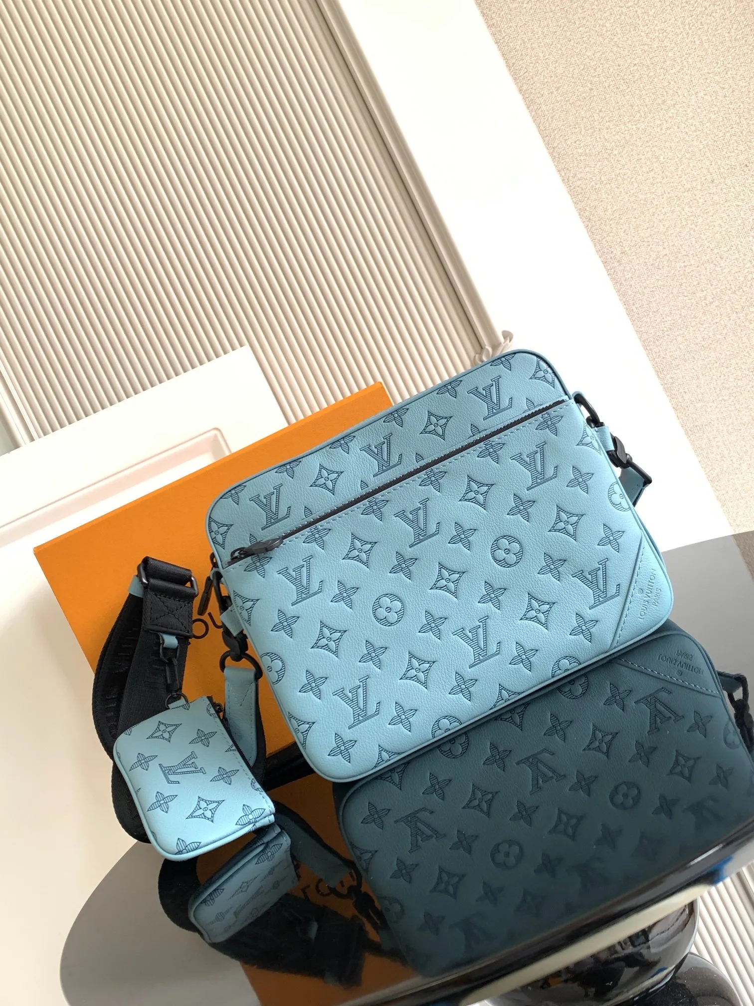 Alternative view of Louis Vuitton Trio Messenger M14781