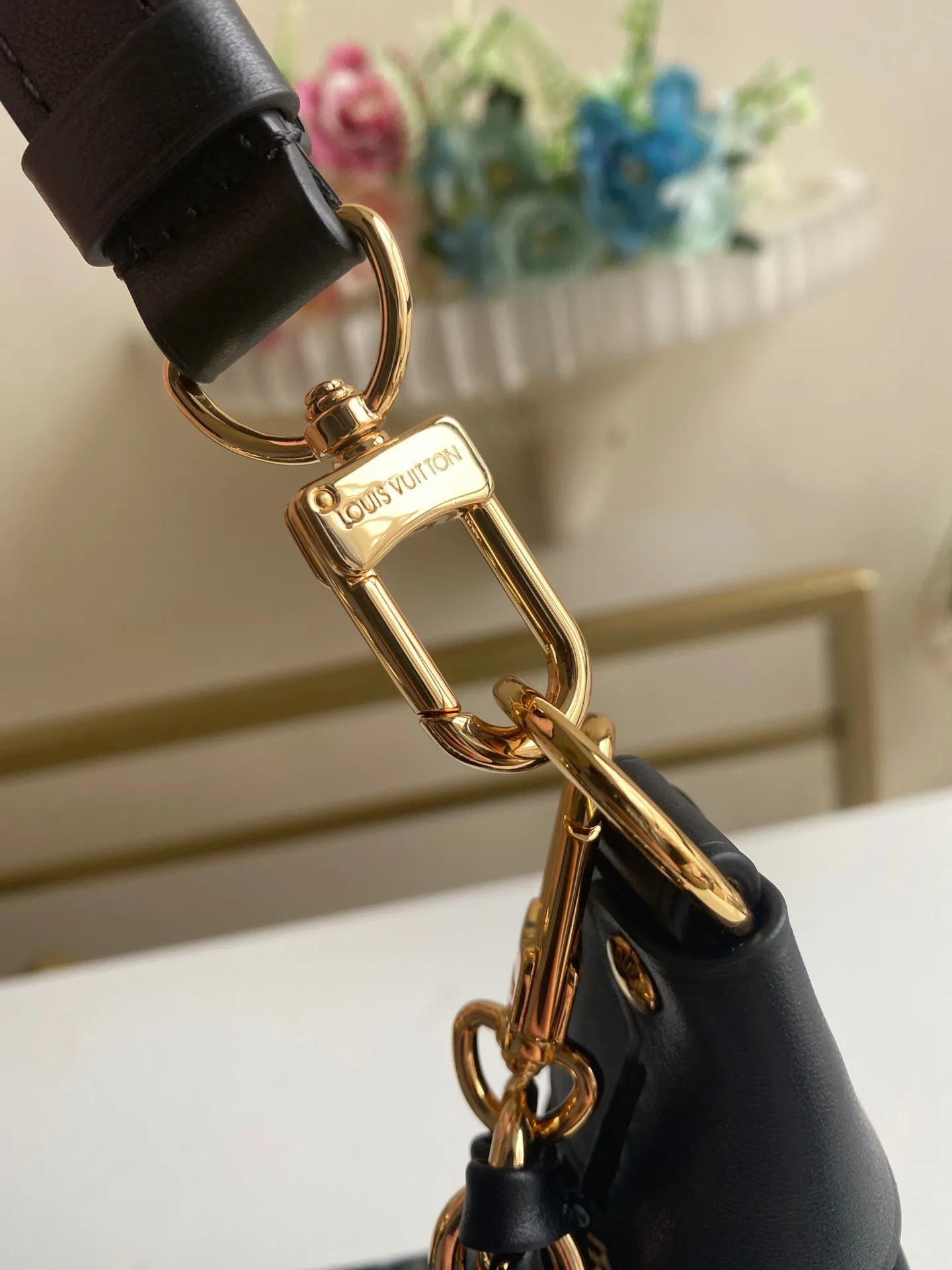 Louis Vuitton Loop M22591 - Image 8