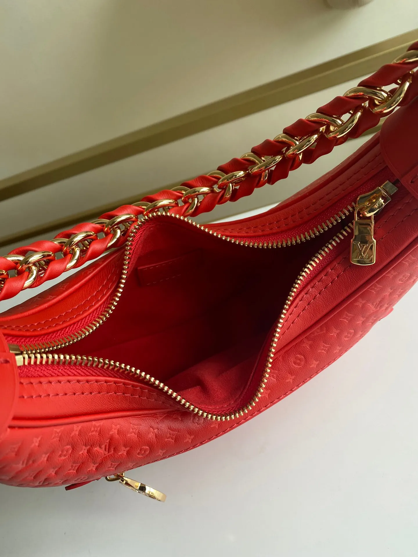 Alternative view of Louis Vuitton Loop M22594