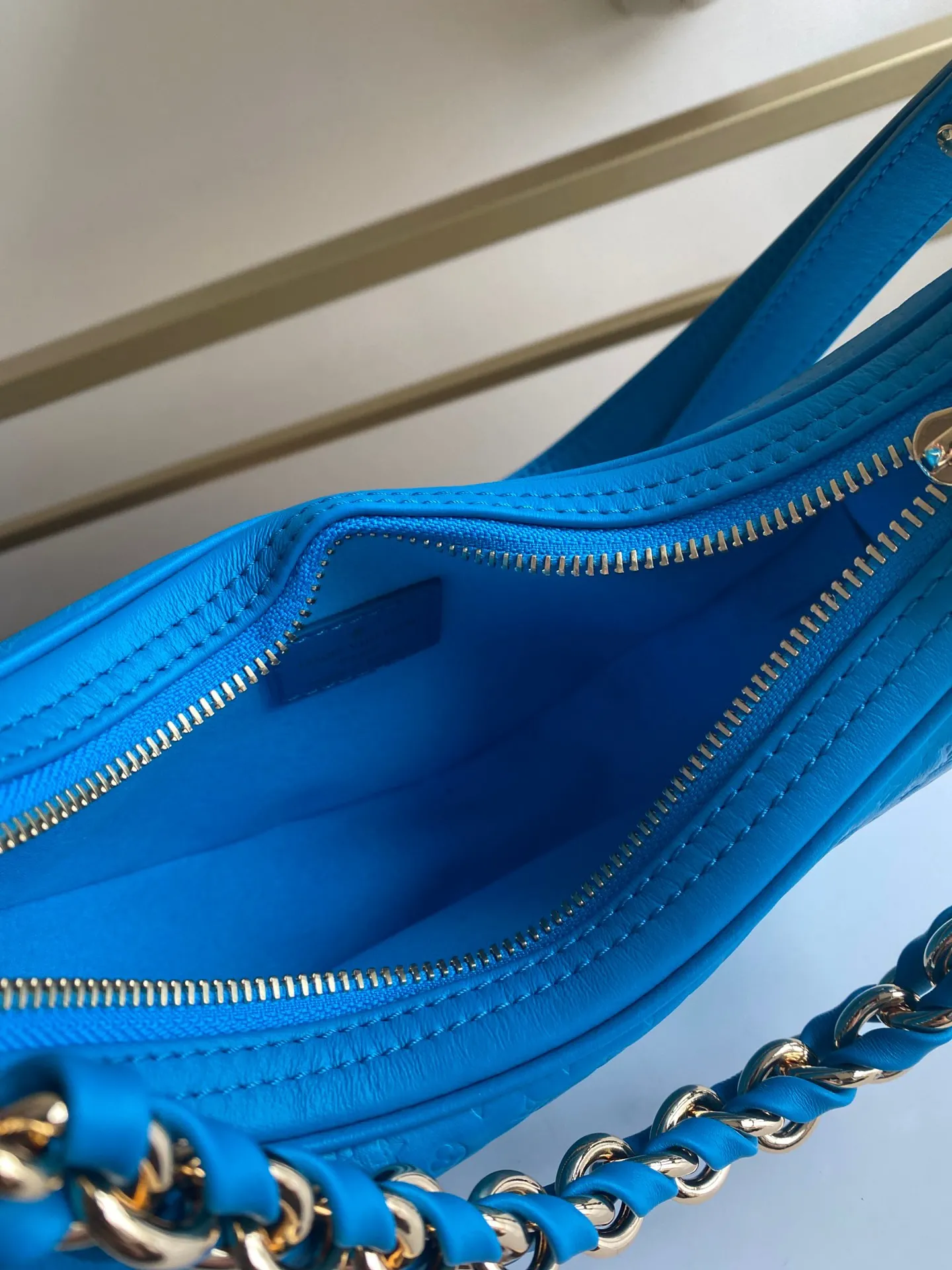Alternative view of Louis Vuitton Loop M22593