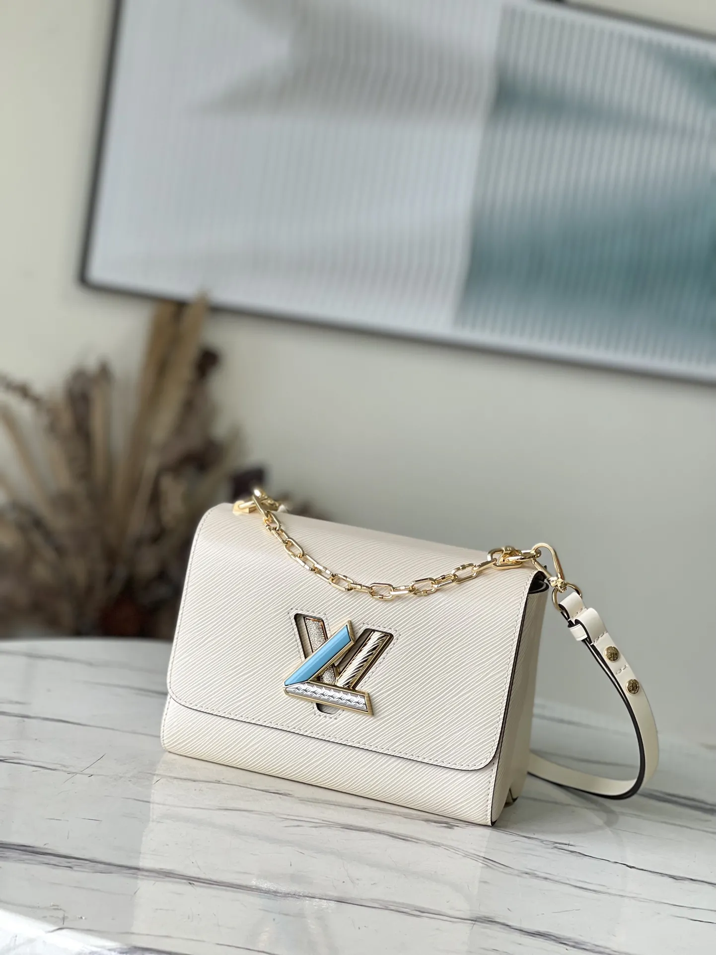 Alternative view of Louis Vuitton Twist MM M21032
