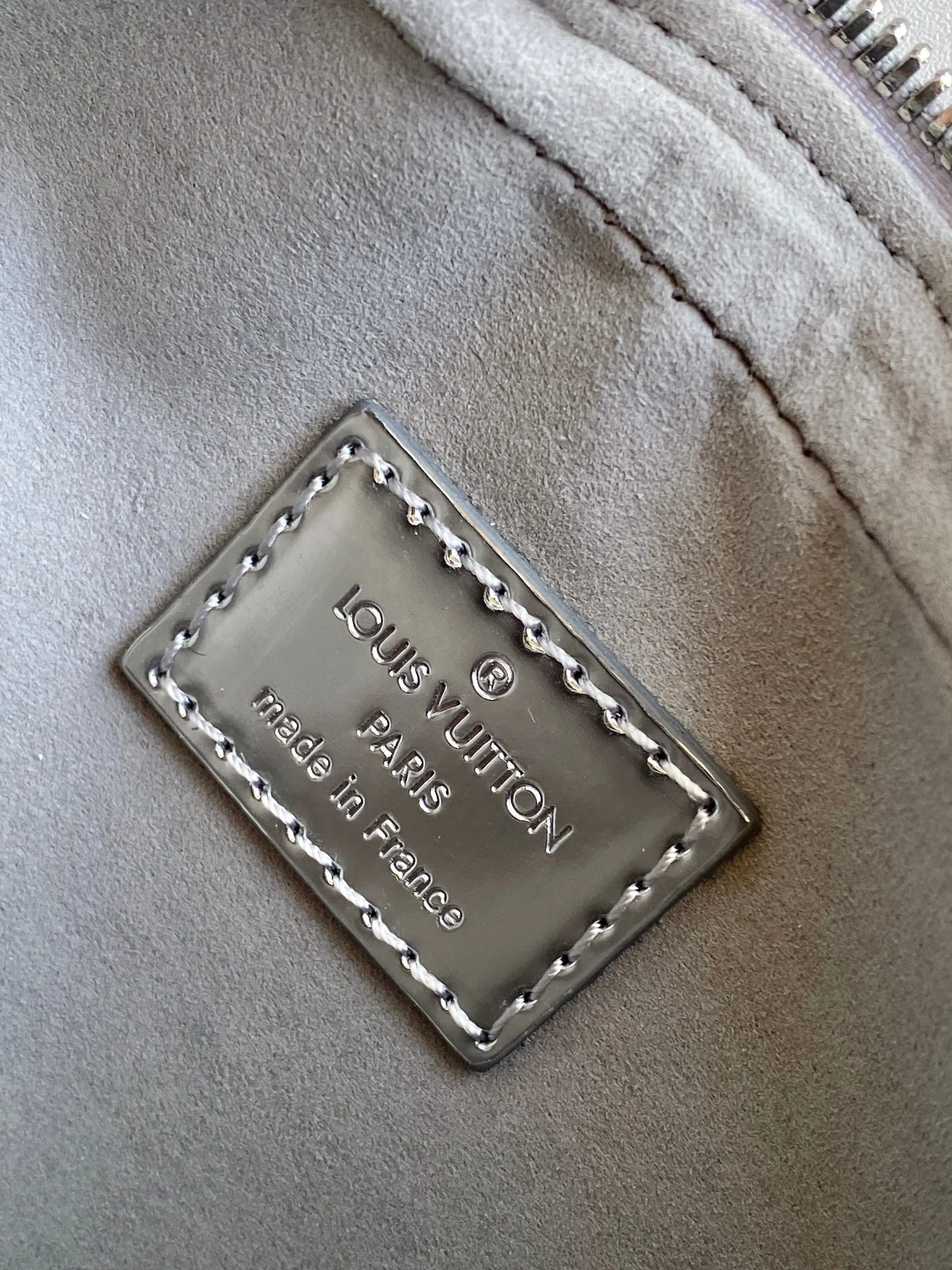 Alternative view of Louis Vuitton Loop M11833