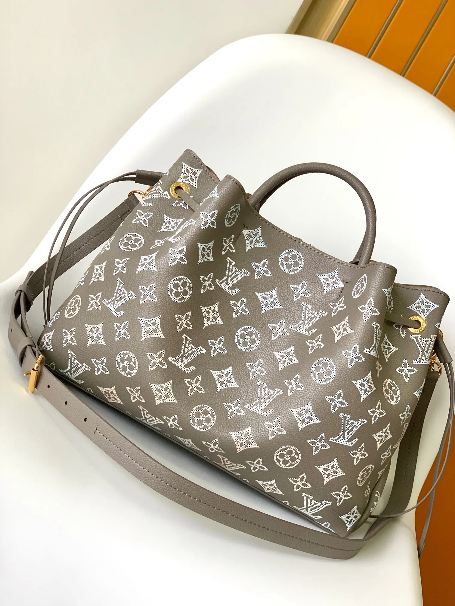 Louis Vuitton Bella Tote M23395 - Image 5