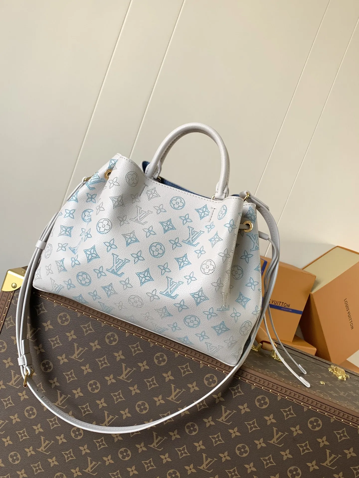 Louis Vuitton Bella Tote M12127 - Image 4