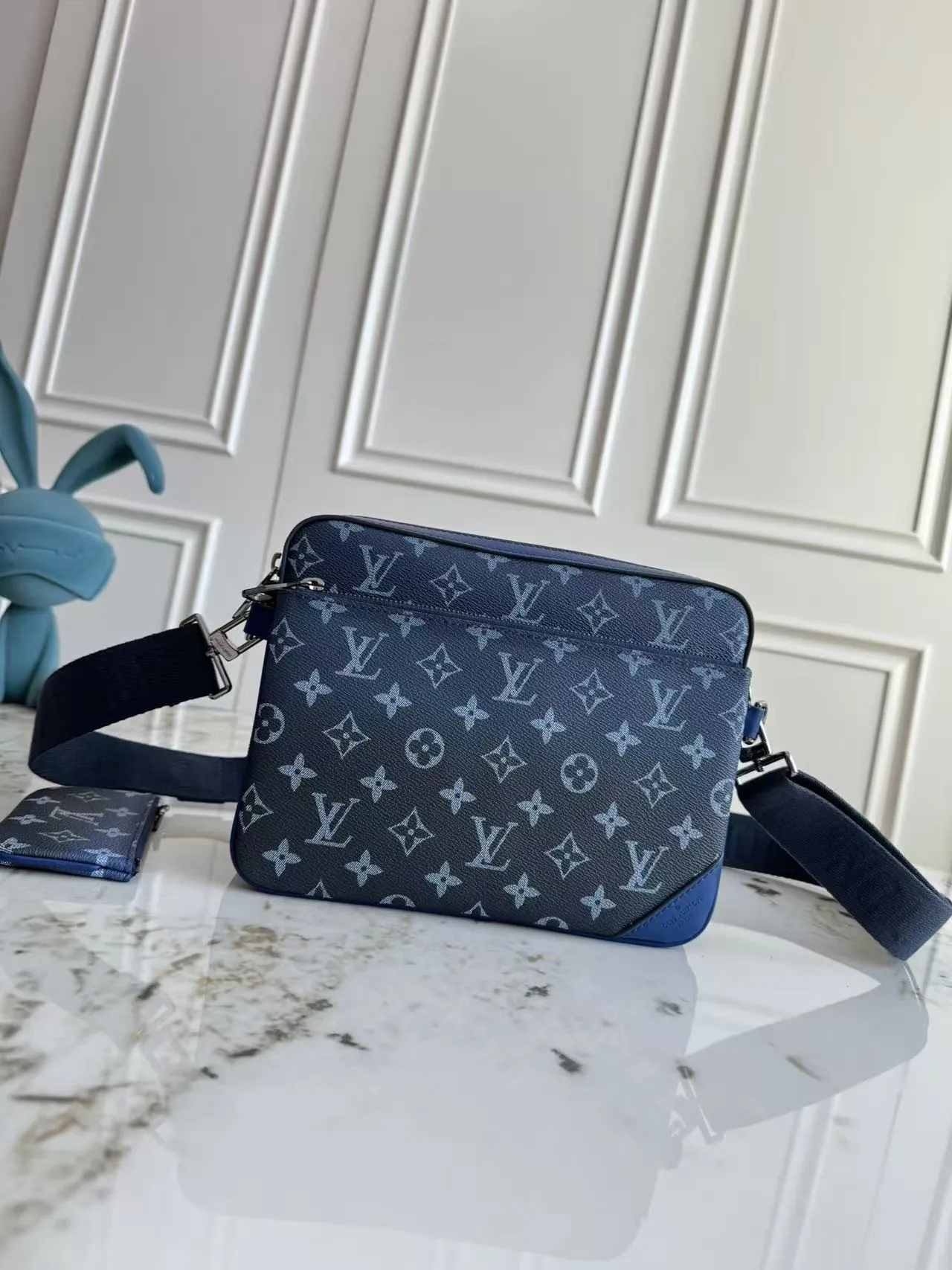 Alternative view of Louis Vuitton Trio Messenger M11592