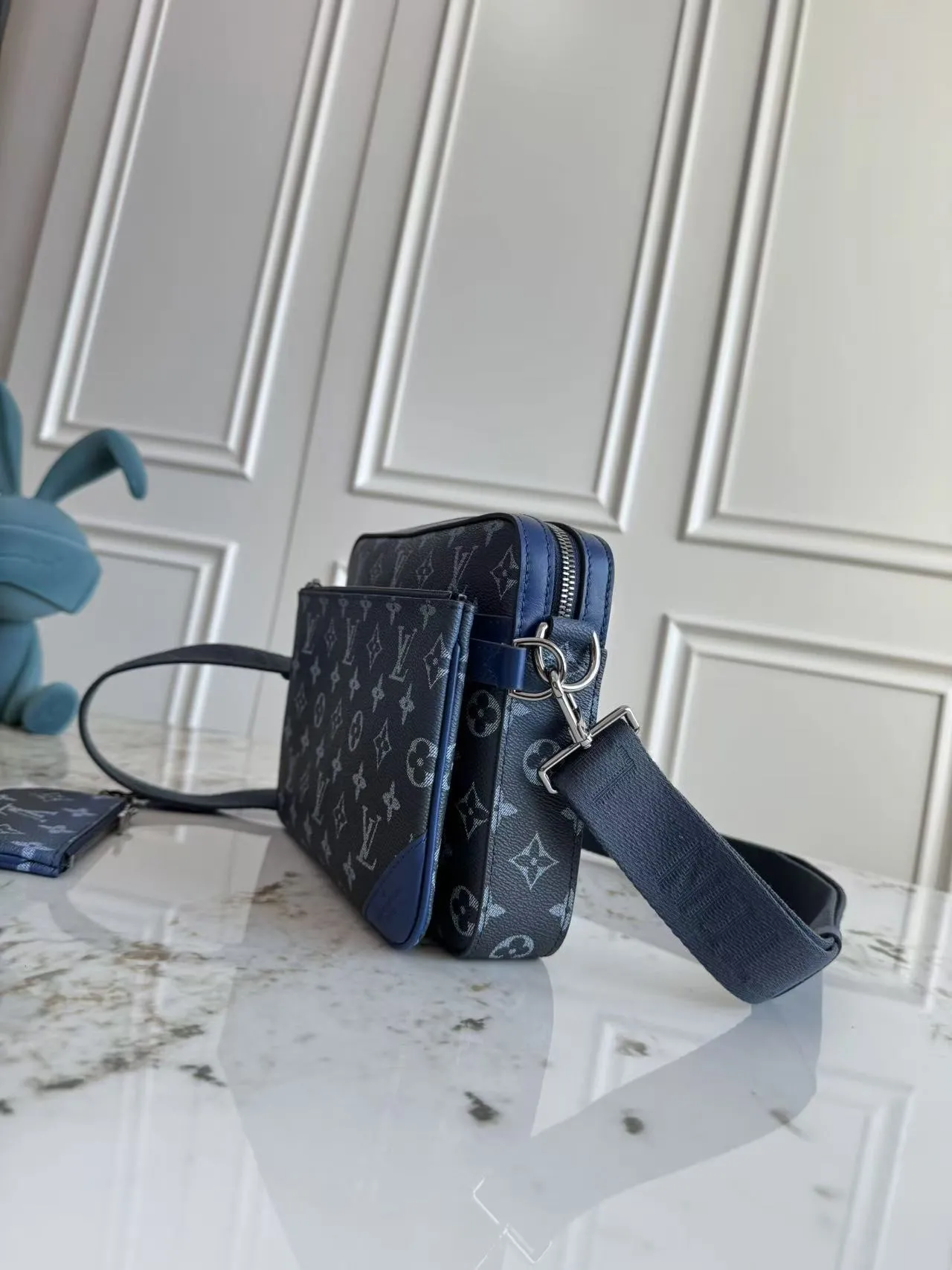 Louis Vuitton Trio Messenger M11592 - Image 3