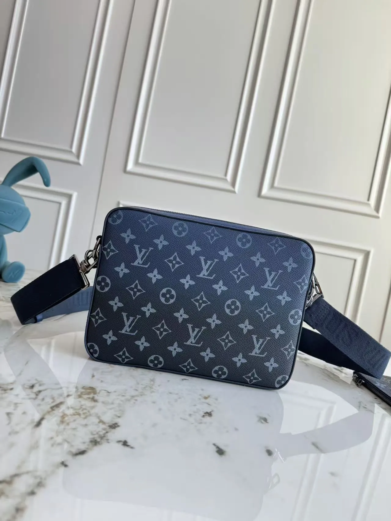 Louis Vuitton Trio Messenger M11592 - Image 4