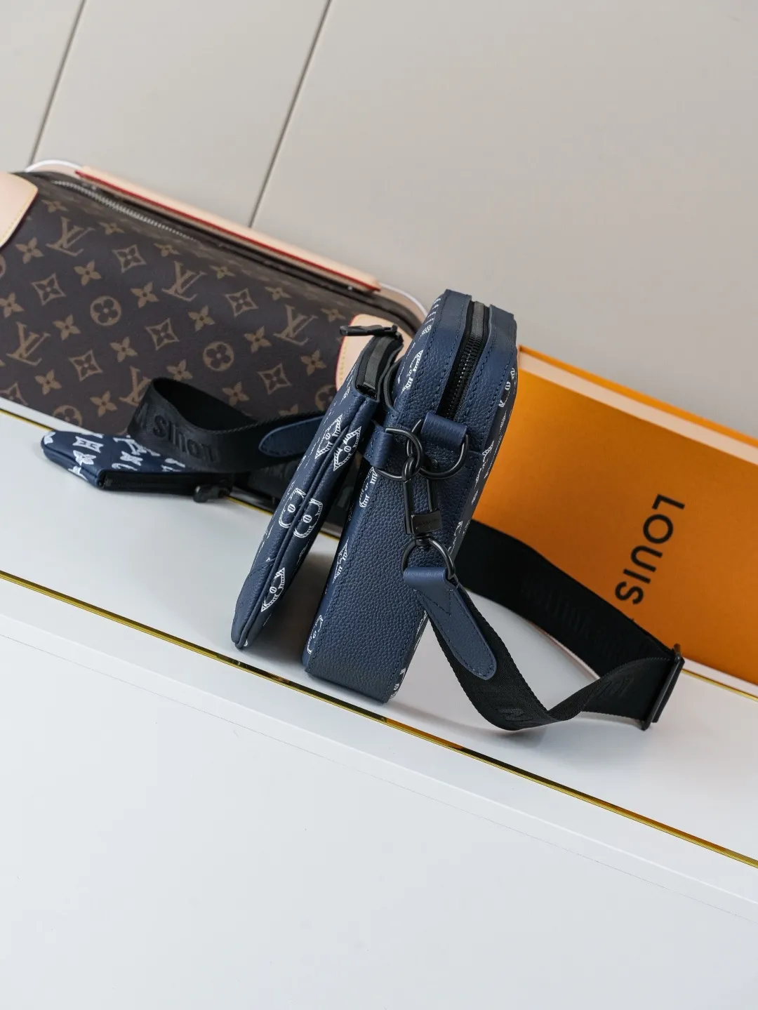 Louis Vuitton Trio Messenger M24753 - Image 4