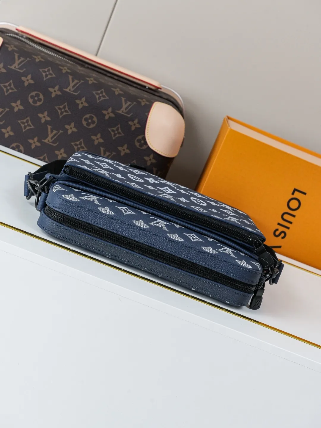 Louis Vuitton Trio Messenger M24753 - Image 6