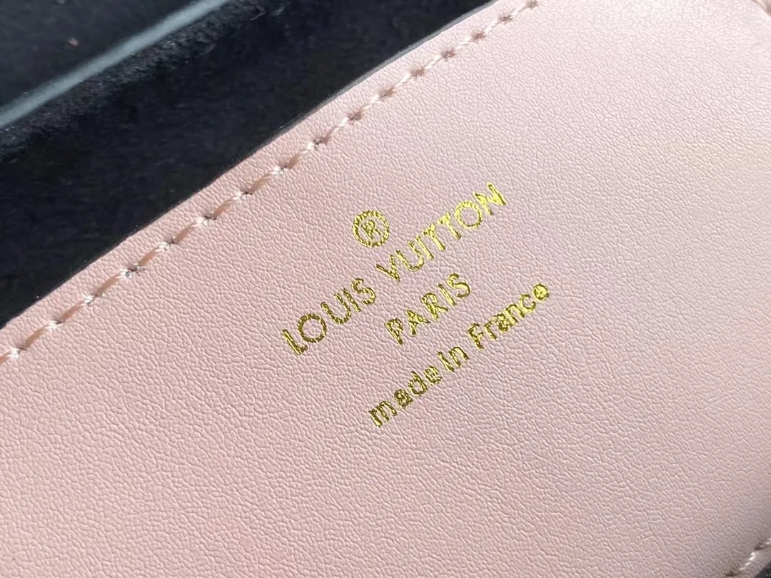 Alternative view of Louis Vuitton Twist MM M57667