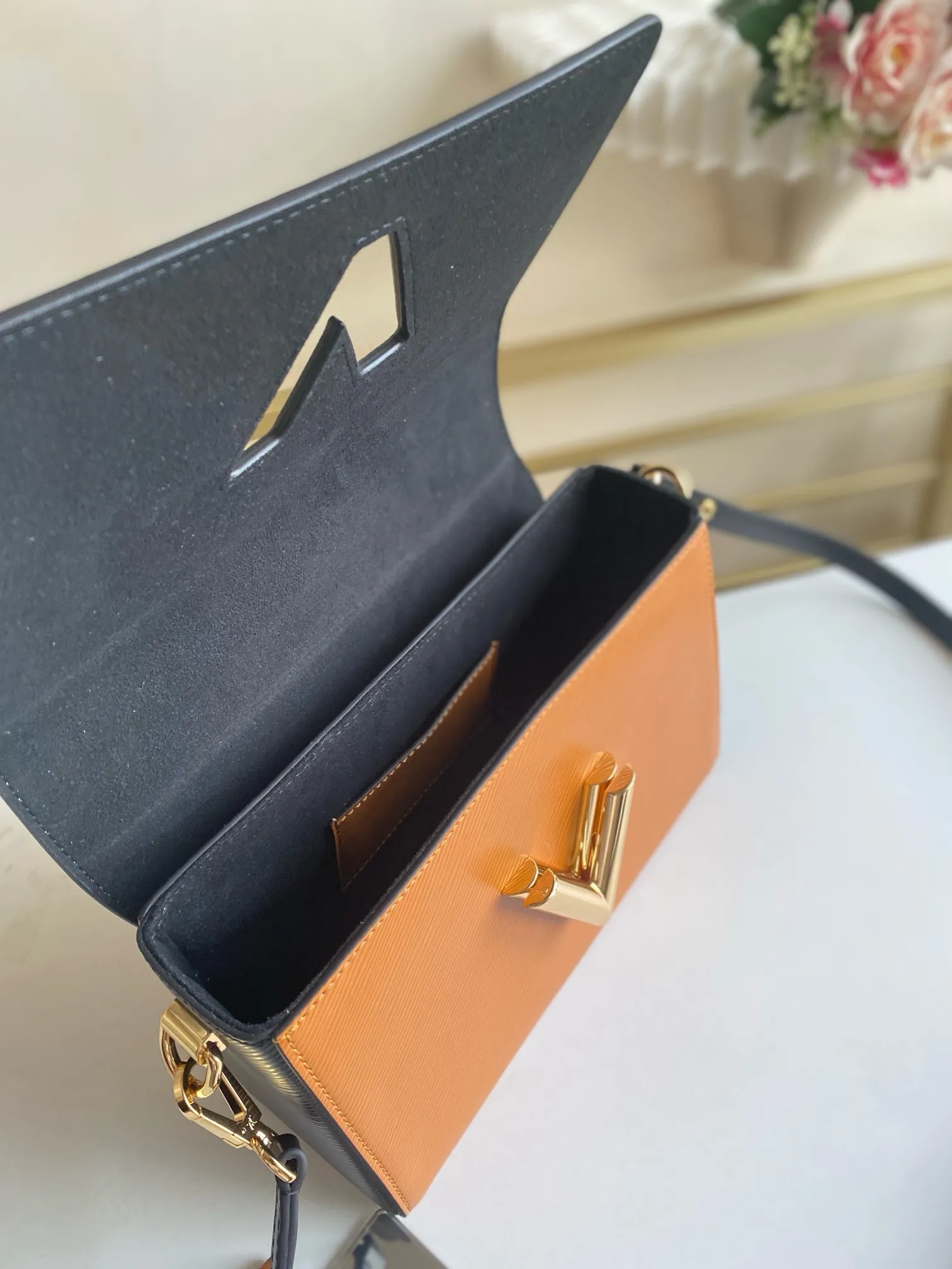 Alternative view of Louis Vuitton Twist MM M58689
