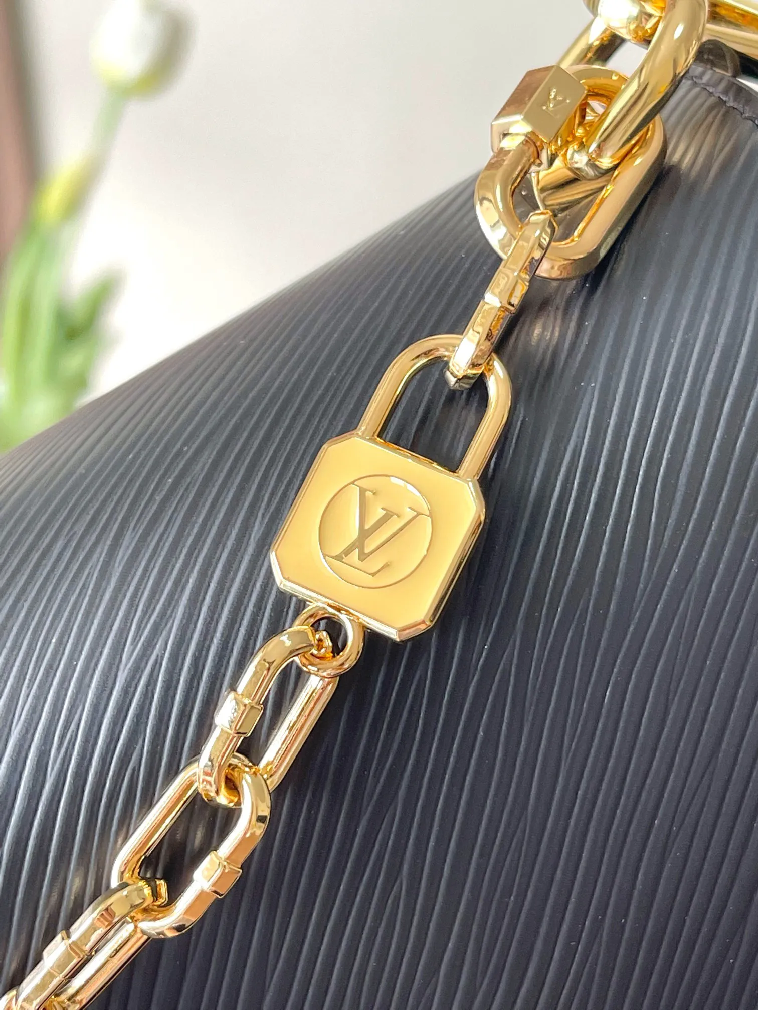 Alternative view of Louis Vuitton Twist MM M20834