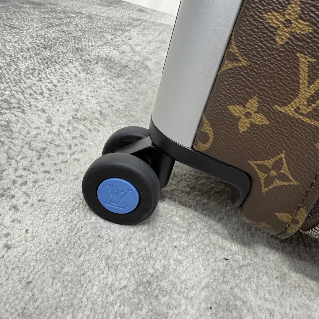 Alternative view of Louis Vuitton Horizon 55 M12608