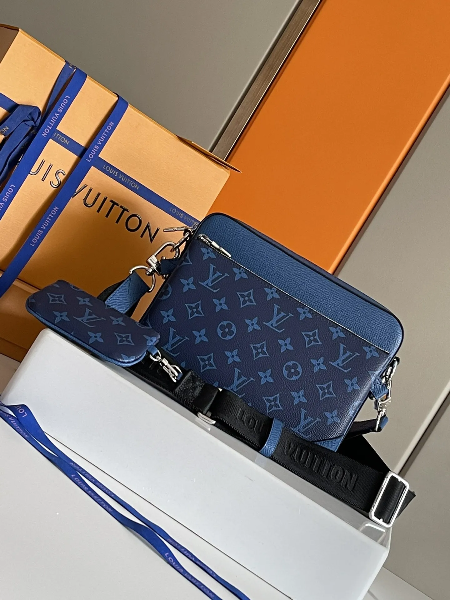 Alternative view of Louis Vuitton Trio Messenger M30848