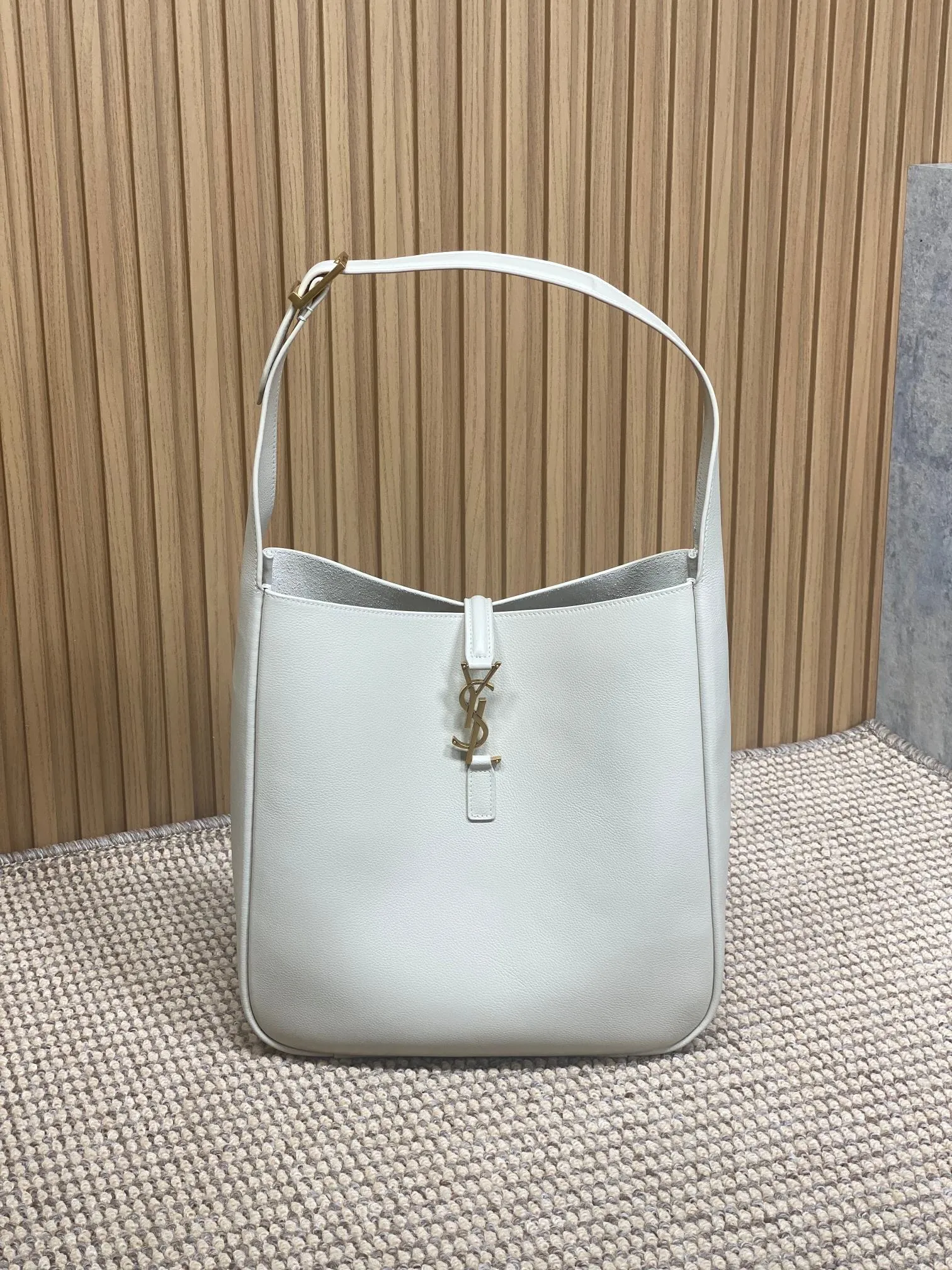 Alternative view of YSL LE 5 ?? 7 supple LARGE in grained leather 753837