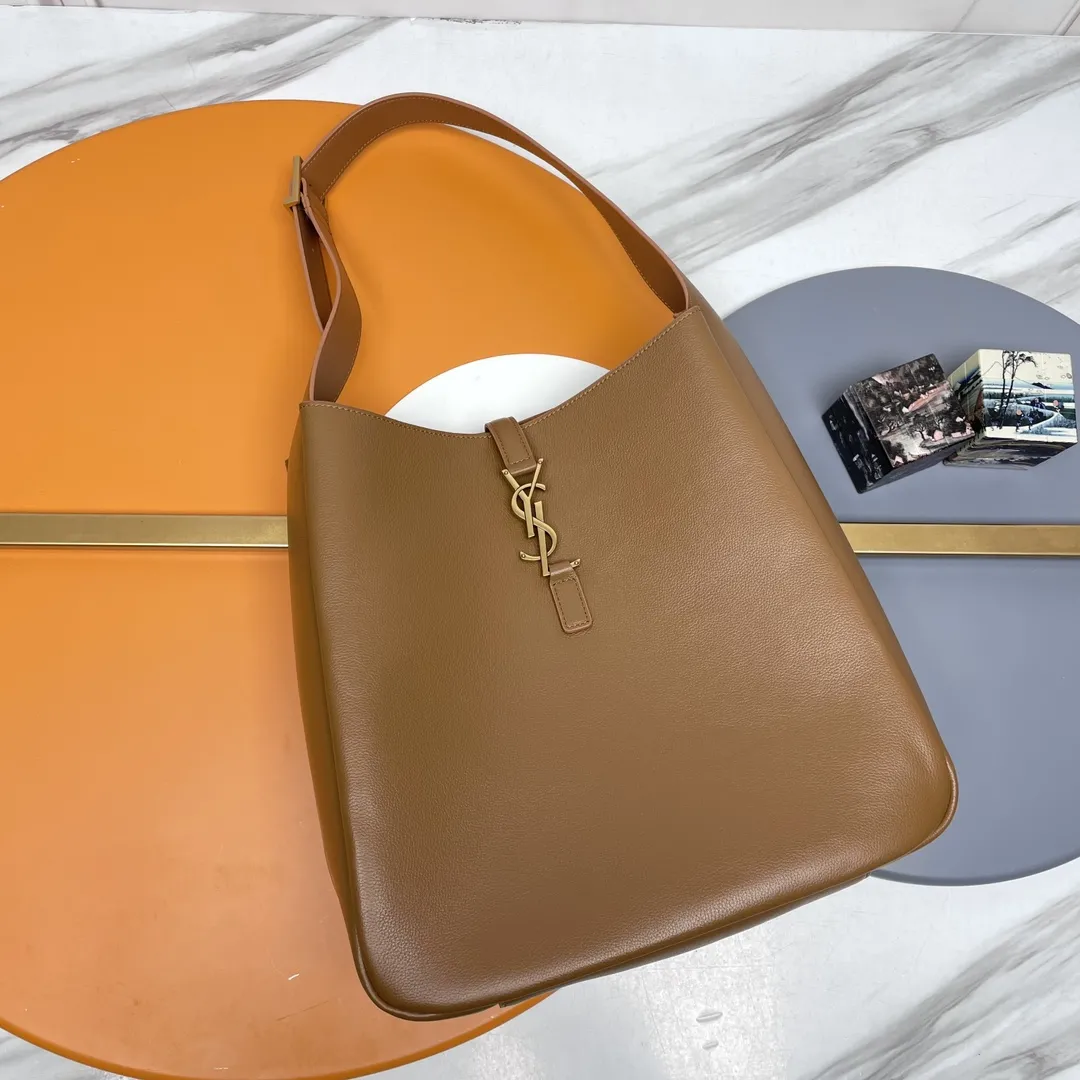 Alternative view of YSL LE 5 ?? 7 supple LARGE in grained leather 753837
