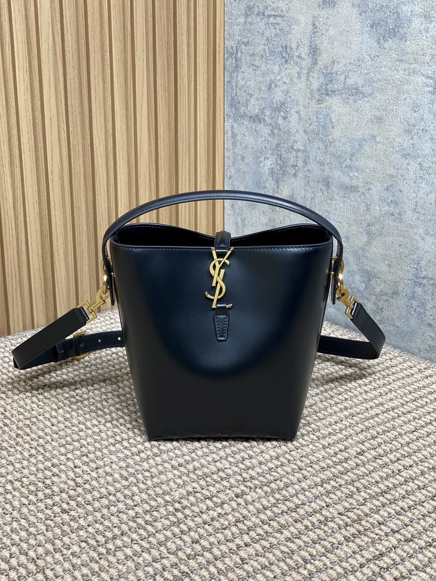 Alternative view of YSL LE 37 small in shiny leather 749036