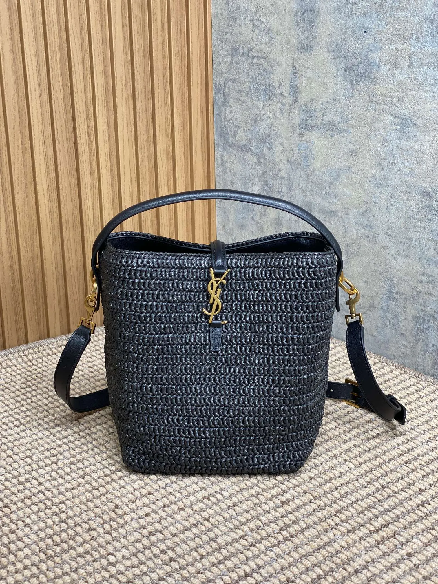 Alternative view of YSL LE 37 in woven raffia and vegetable-tanned leather 773991