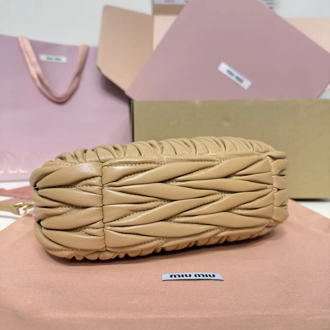 MiuMiu Wander matelass?? nappa leather hobo bag 5BC125 - 图片 5