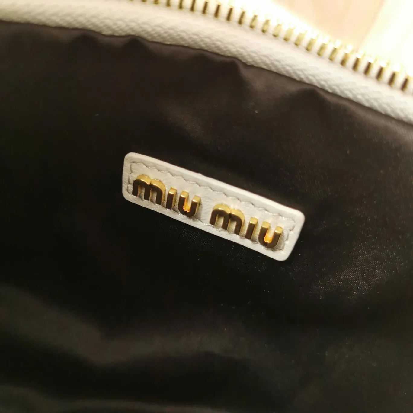 MiuMiu Wander matelass?? nappa leather hobo bag 5BC125 - Image 9