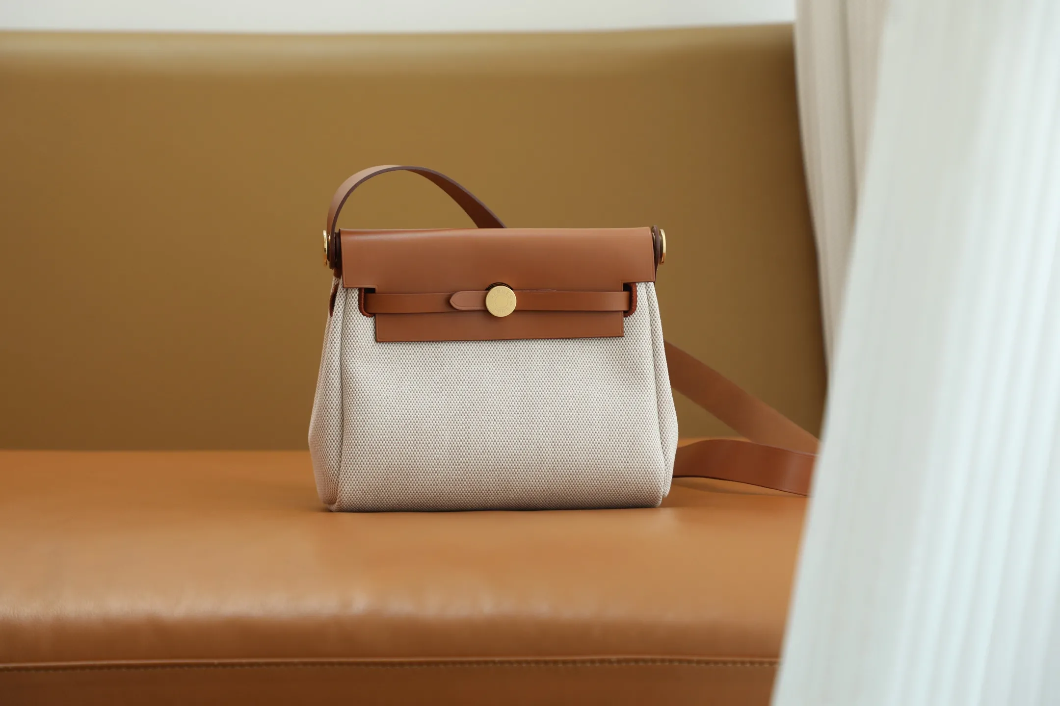 Herm??s Herbag Zip 20 Mini Ecru and Beige Toile H Canvas and Fauve Vache Hunter Gold Hardware - 图片 2