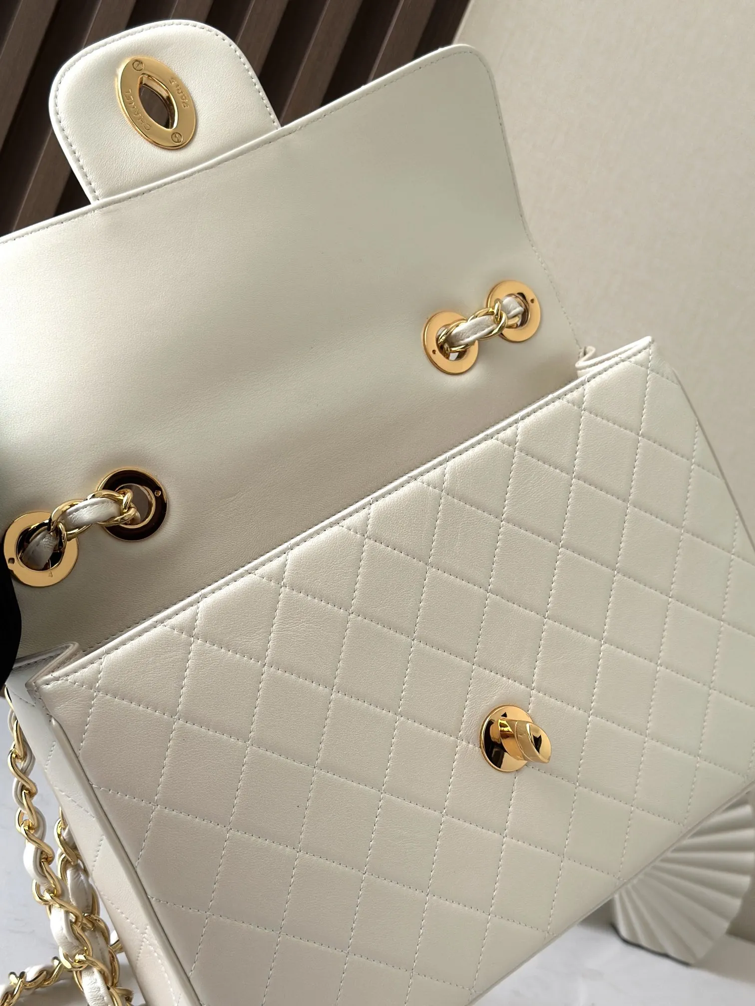 Chanel Vintage Classic Flap Handbag Large Lambskin Gold A2222 - 图片 10