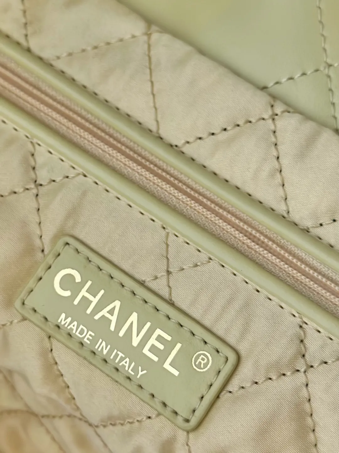 Chanel 22 Handbag Medium AS3261 - Image 9