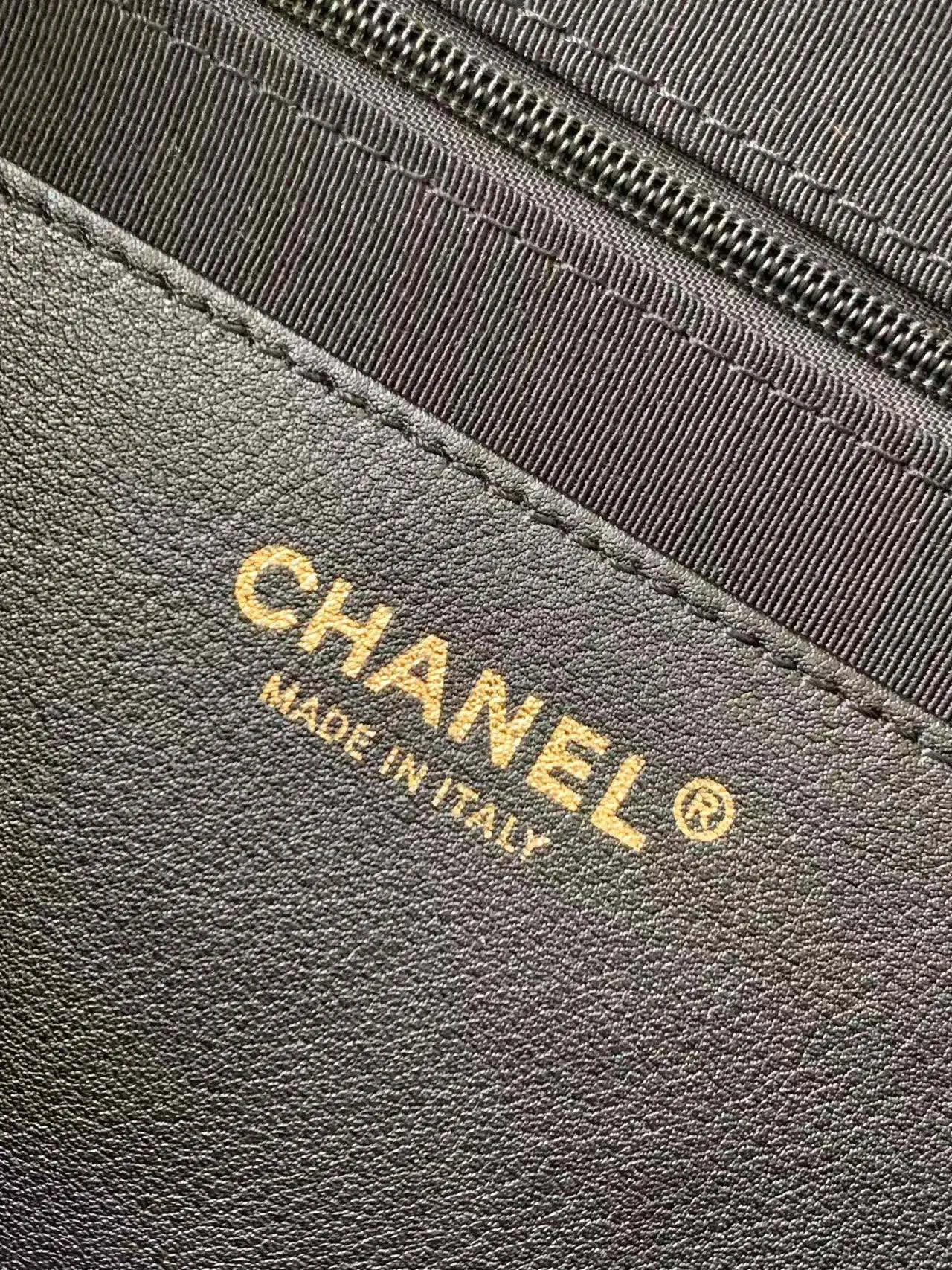 CHANELMaxi Hobo Bag AS5834 - Image 9