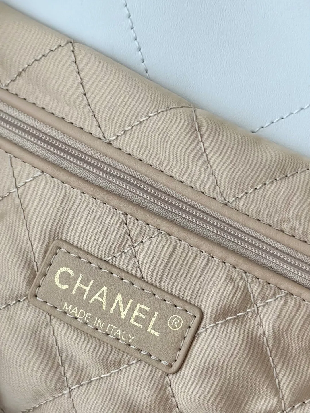 Chanel 22 Handbag Medium AS3261 - Image 9