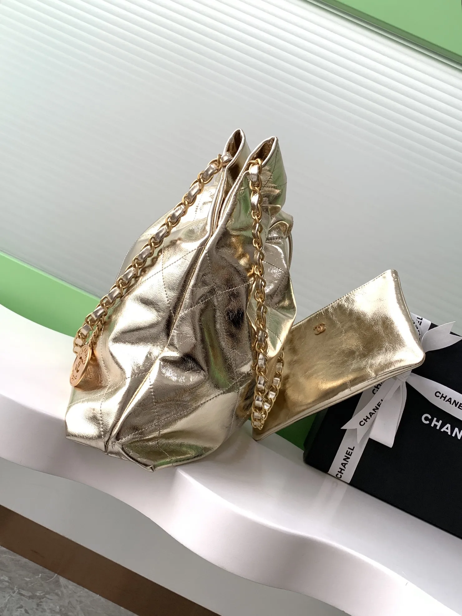 Chanel 22 Handbag Medium AS3261 - Image 3
