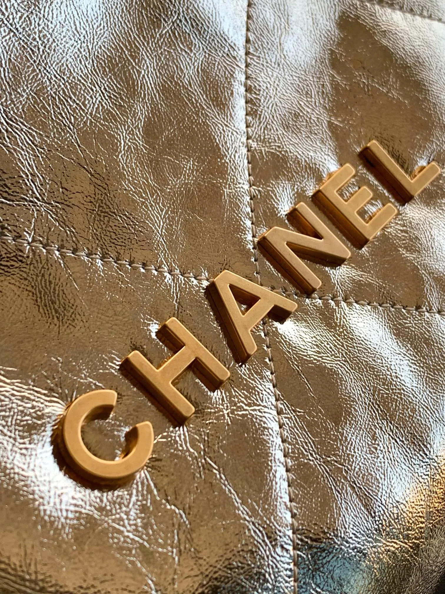Chanel 22 Handbag Medium AS3261 - Image 6