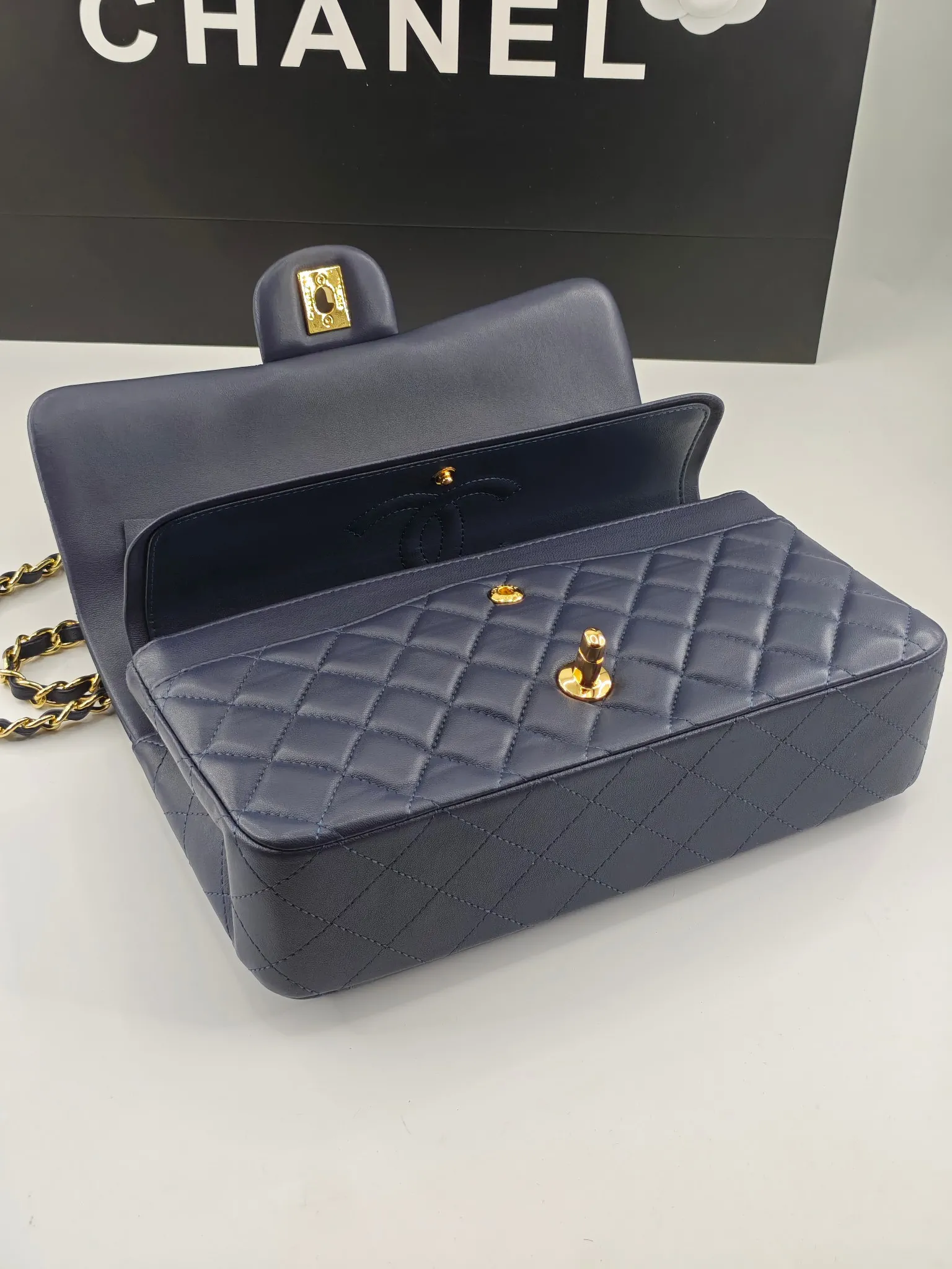 CHANEL Classic 11.12 Handbag Medium Lambskin A01112 - 图片 8