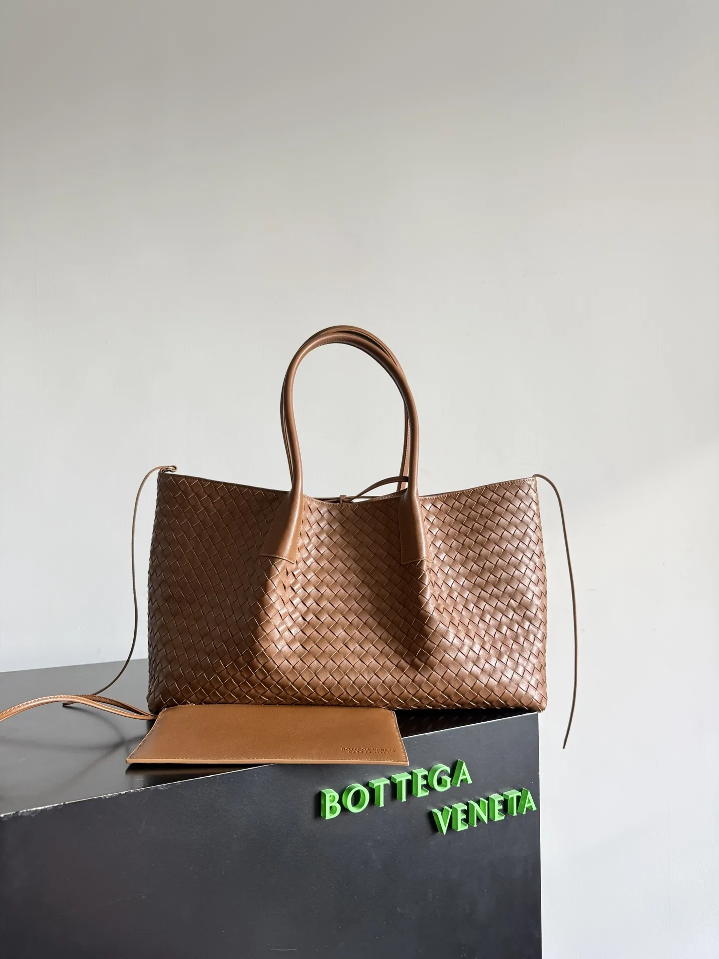 Alternative view of Bottega Veneta medium Pinacoteca  817166