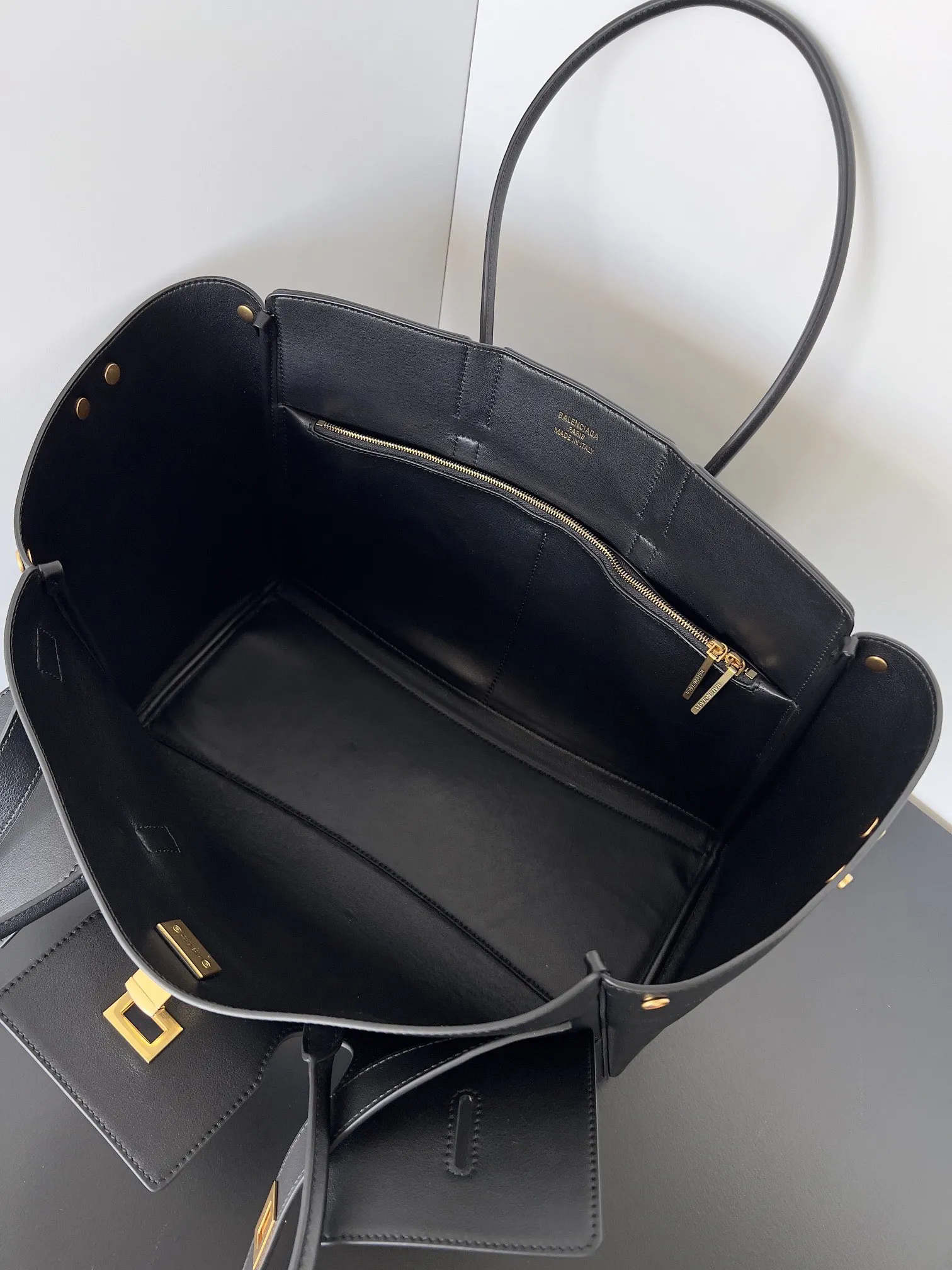 Balenciaga Women's Bel Air Carry All Bag Medium in Black 805481 - Image 4