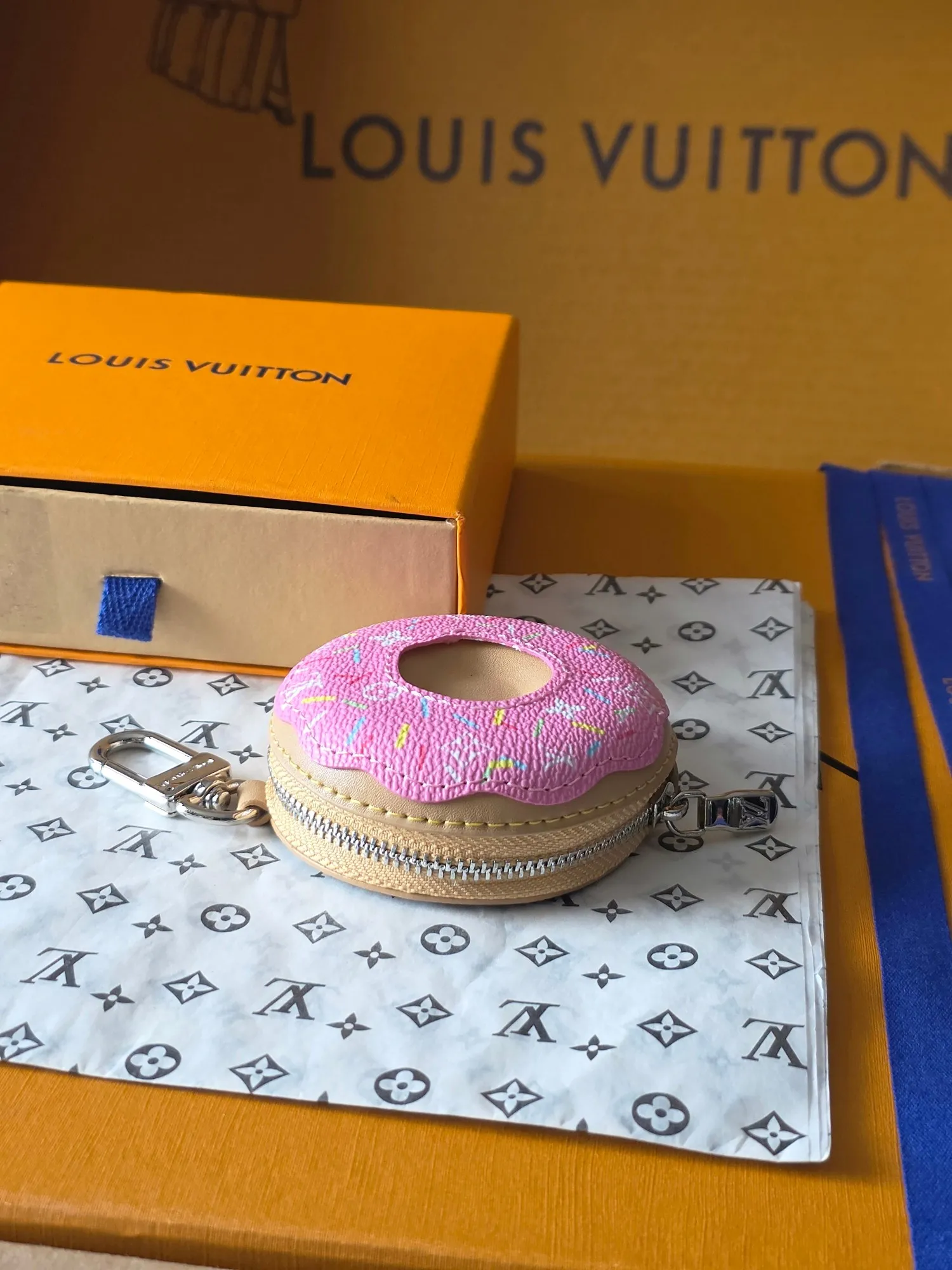 Louis Vuitton Donut handbag charm M02549 - Image 4