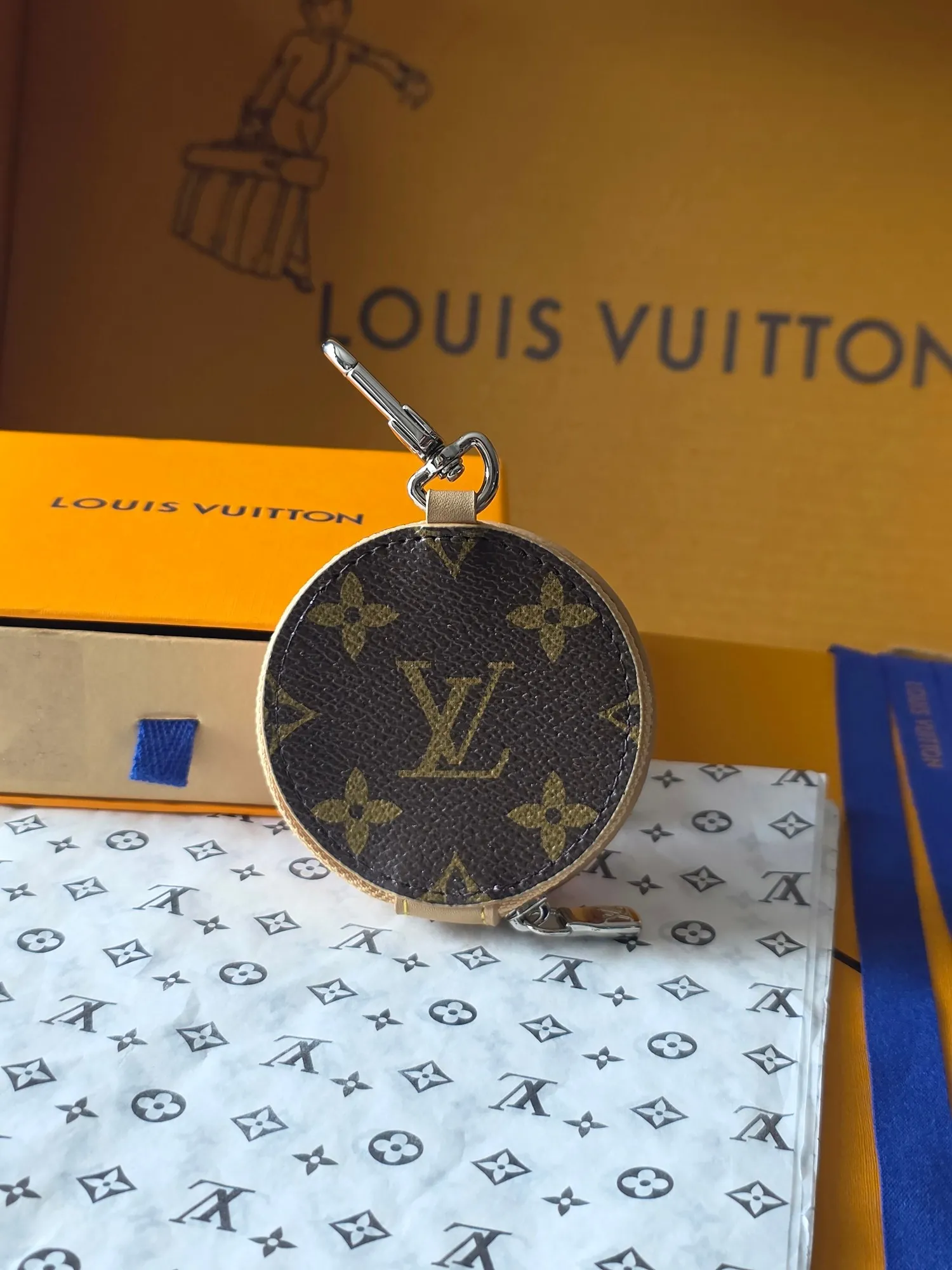 Louis Vuitton Donut handbag charm M02549 - Image 5